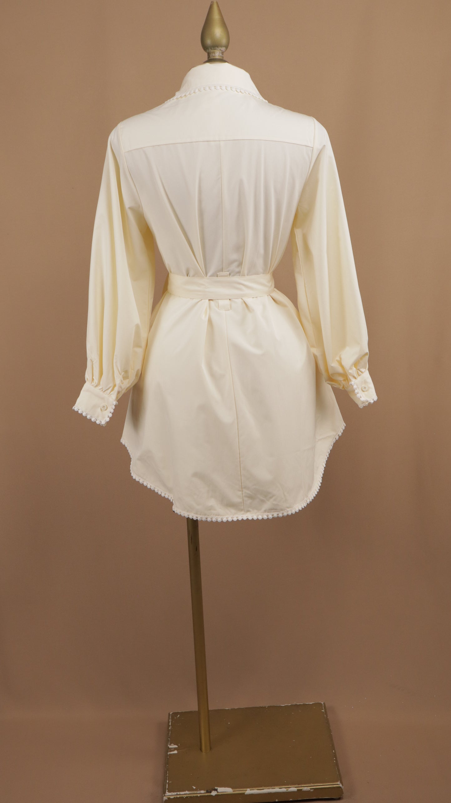 Vestido corto manga larga con bordado en cuello y puño