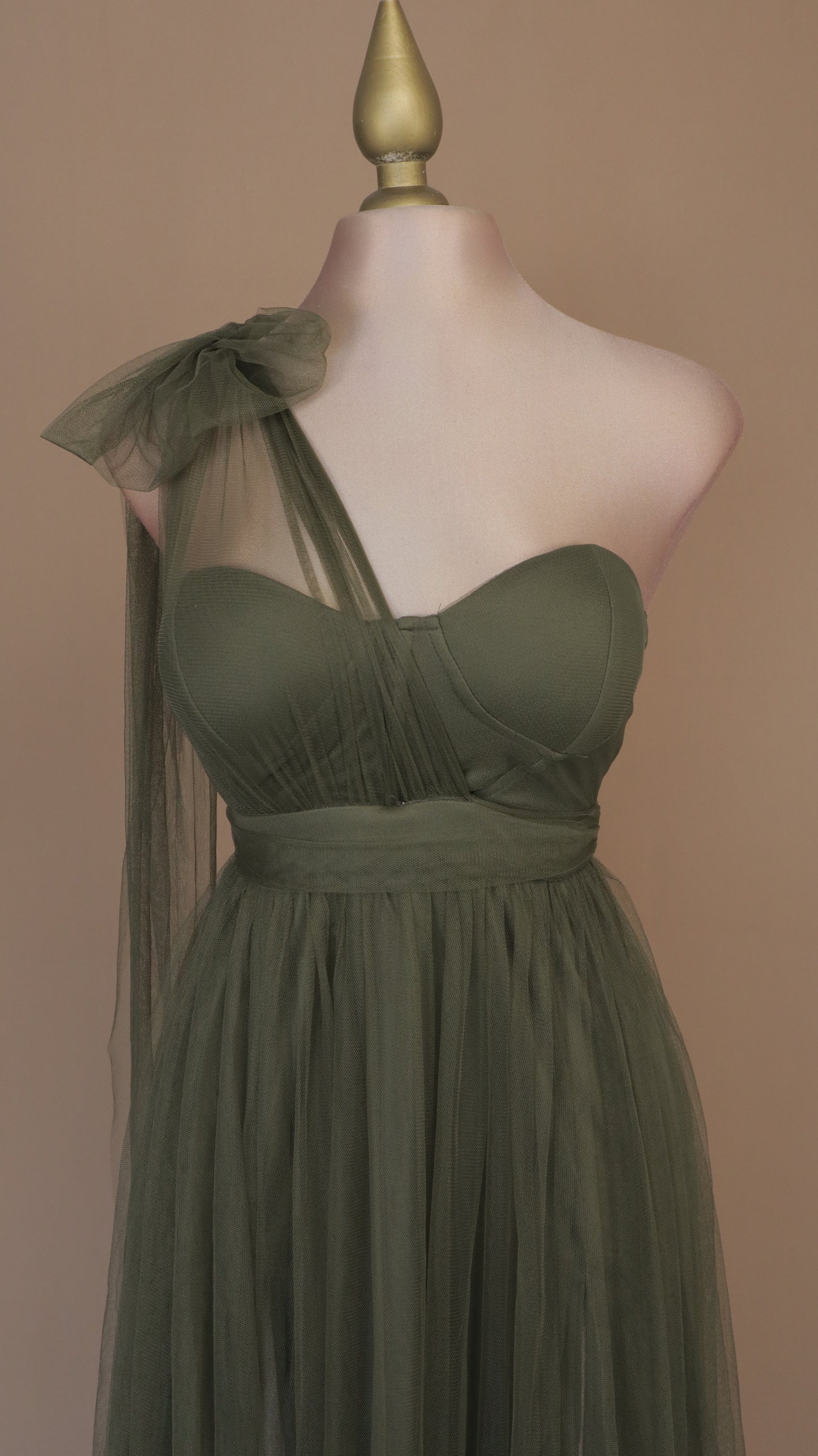 Vestido largo escote asimétrico de tull