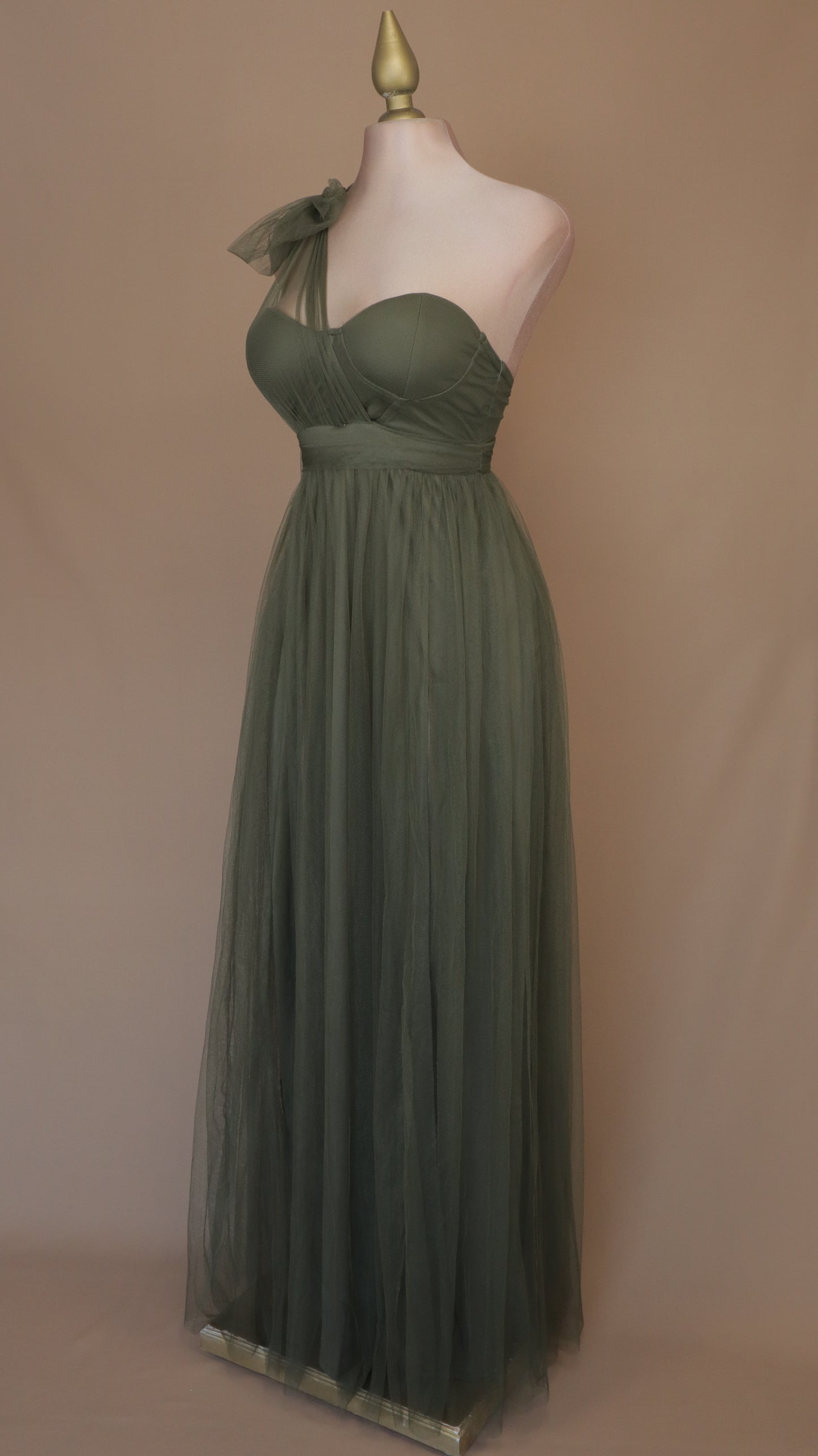 Vestido largo escote asimétrico de tull
