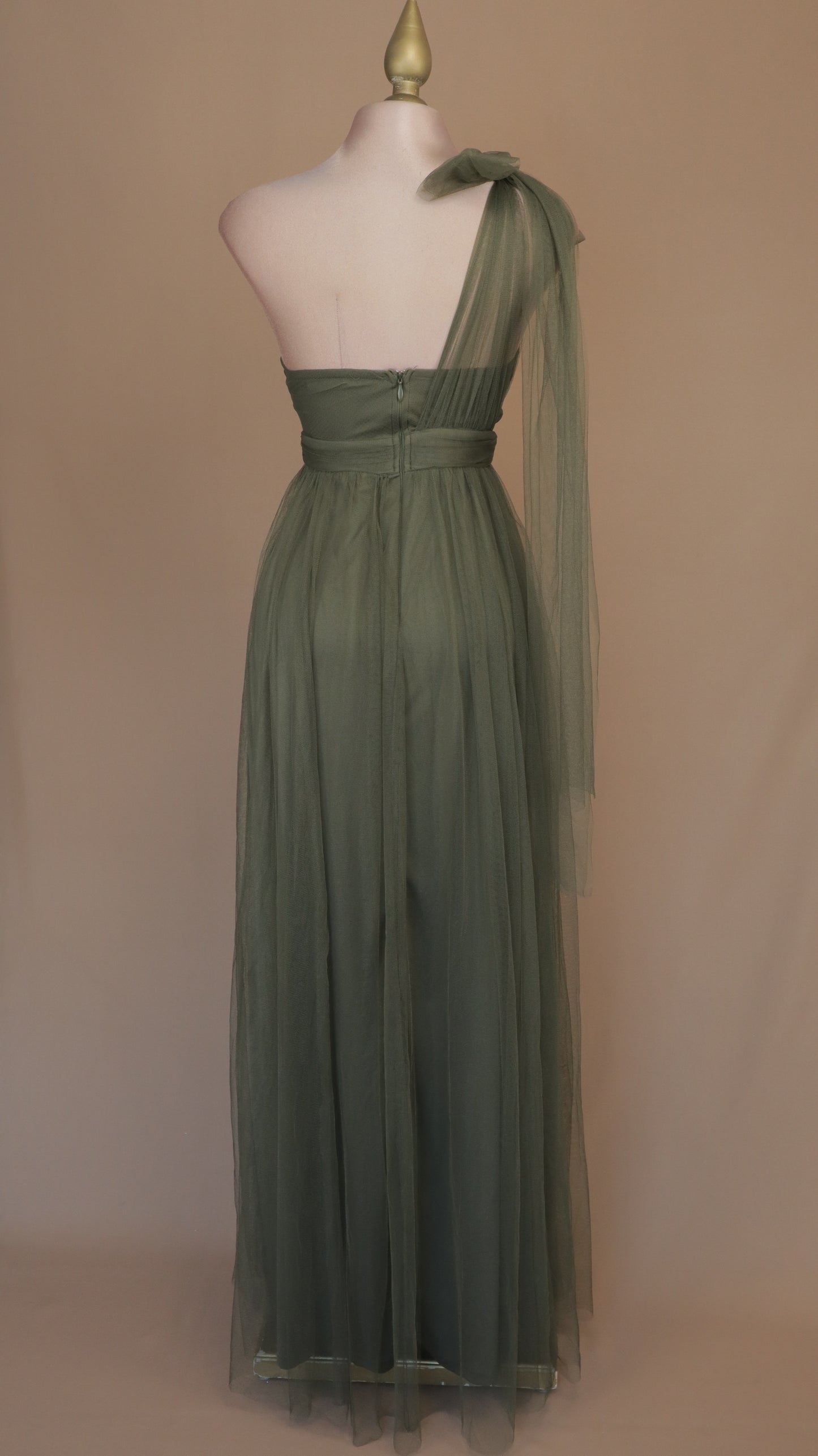 Vestido largo escote asimétrico de tull