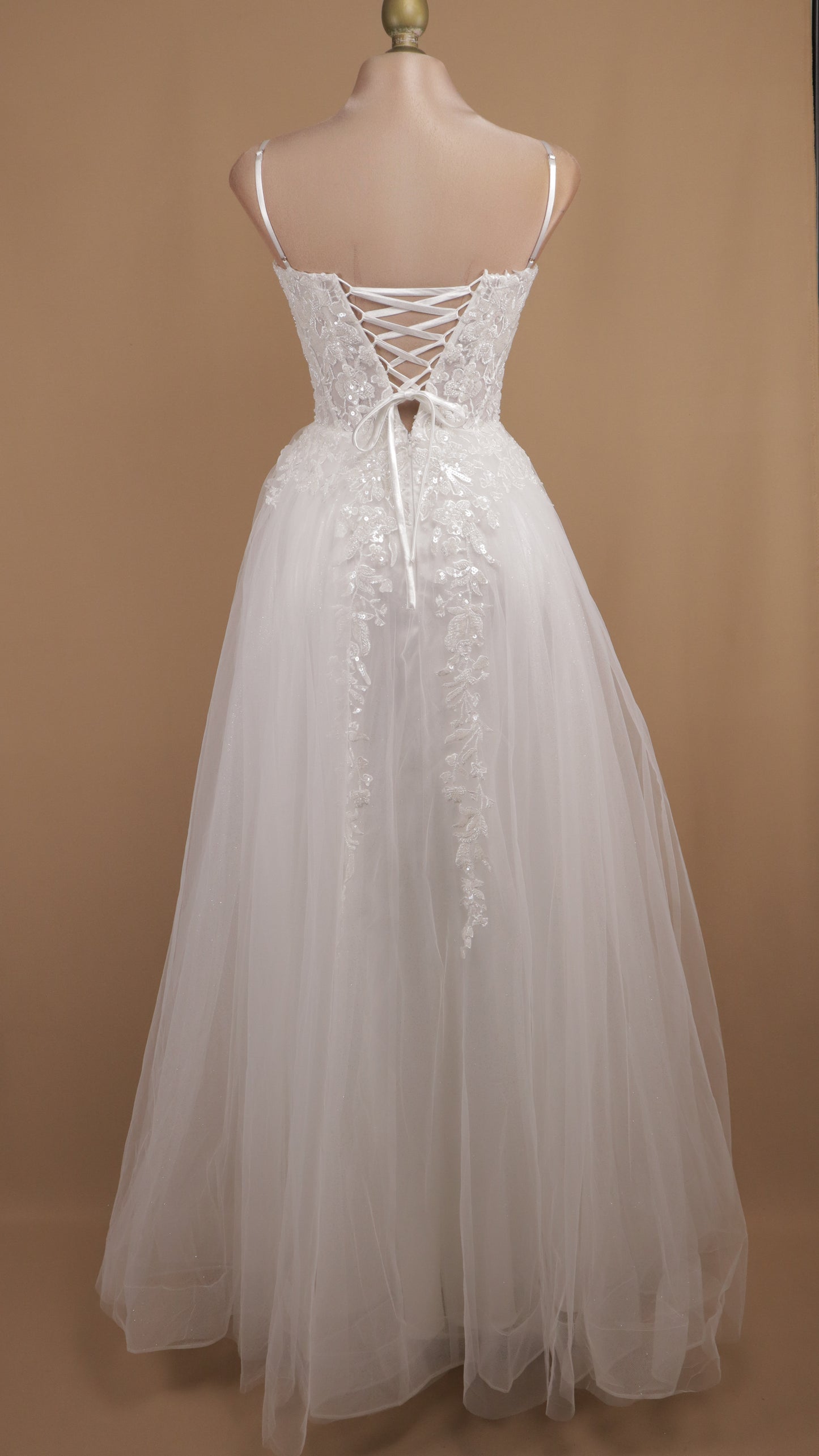 Vestido largo de tull corte princesa con aplicación