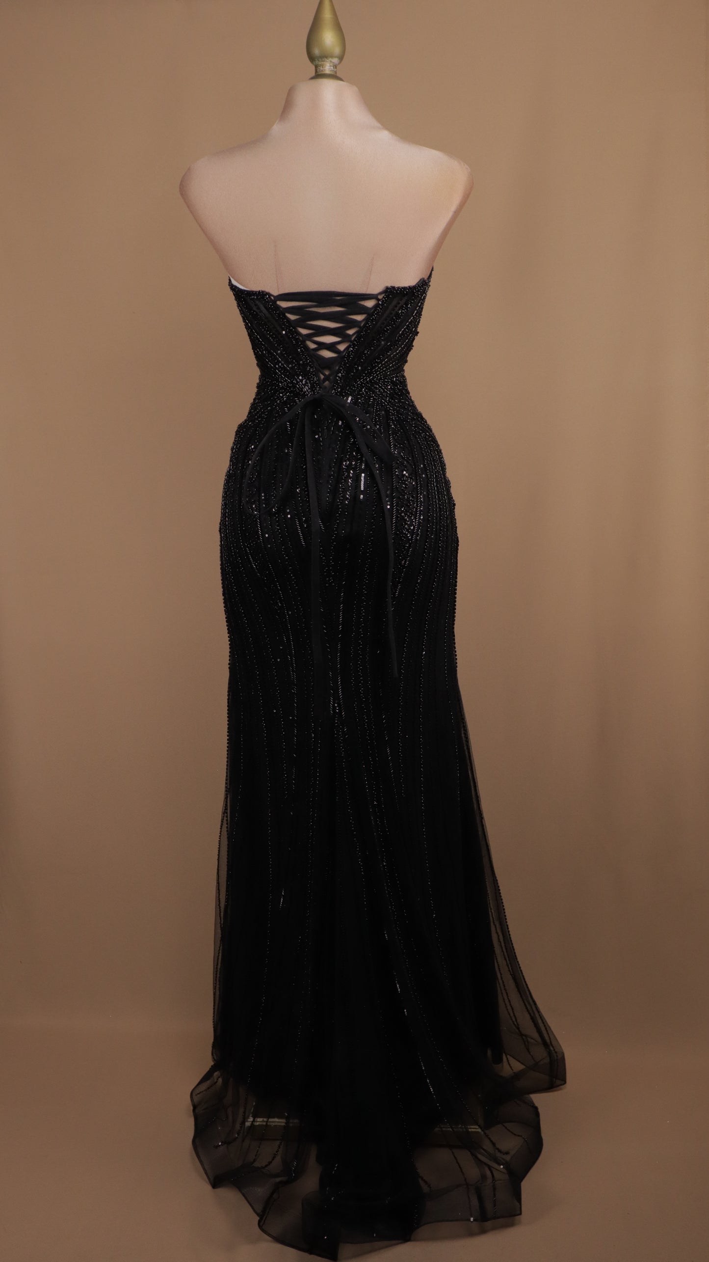 Vestido largo con pedrería y escote en V