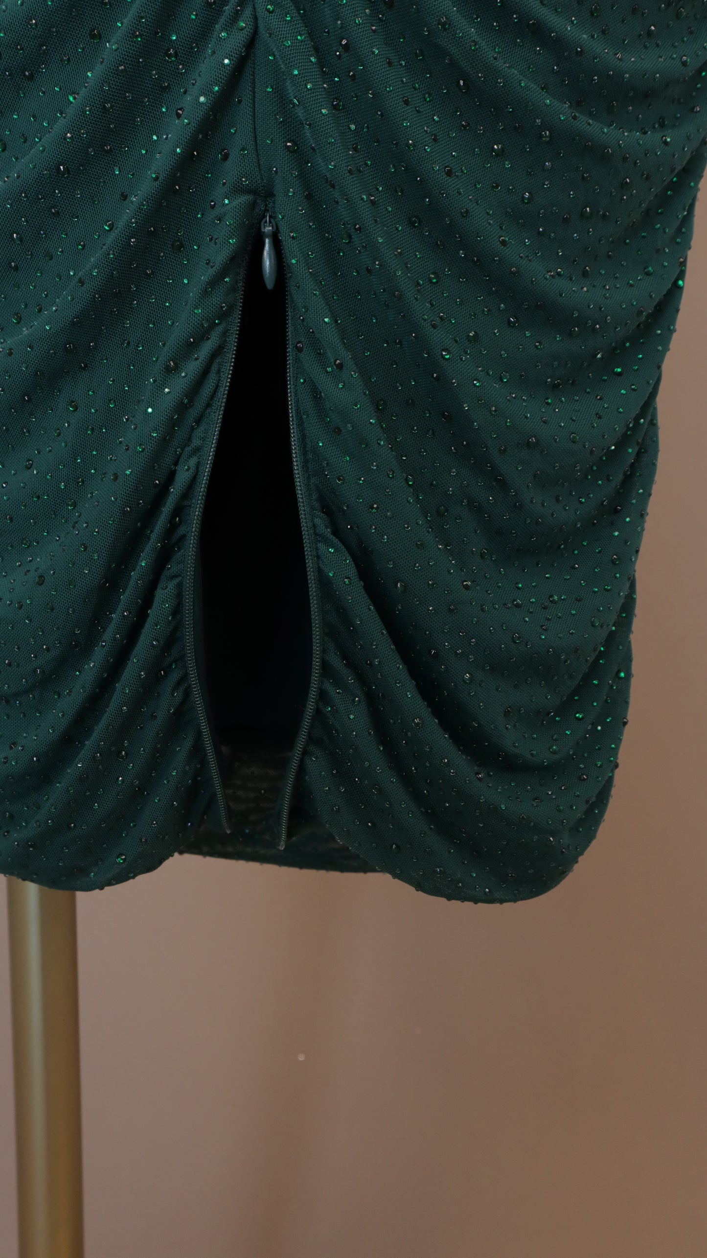 Vestido midi con fina pedrería