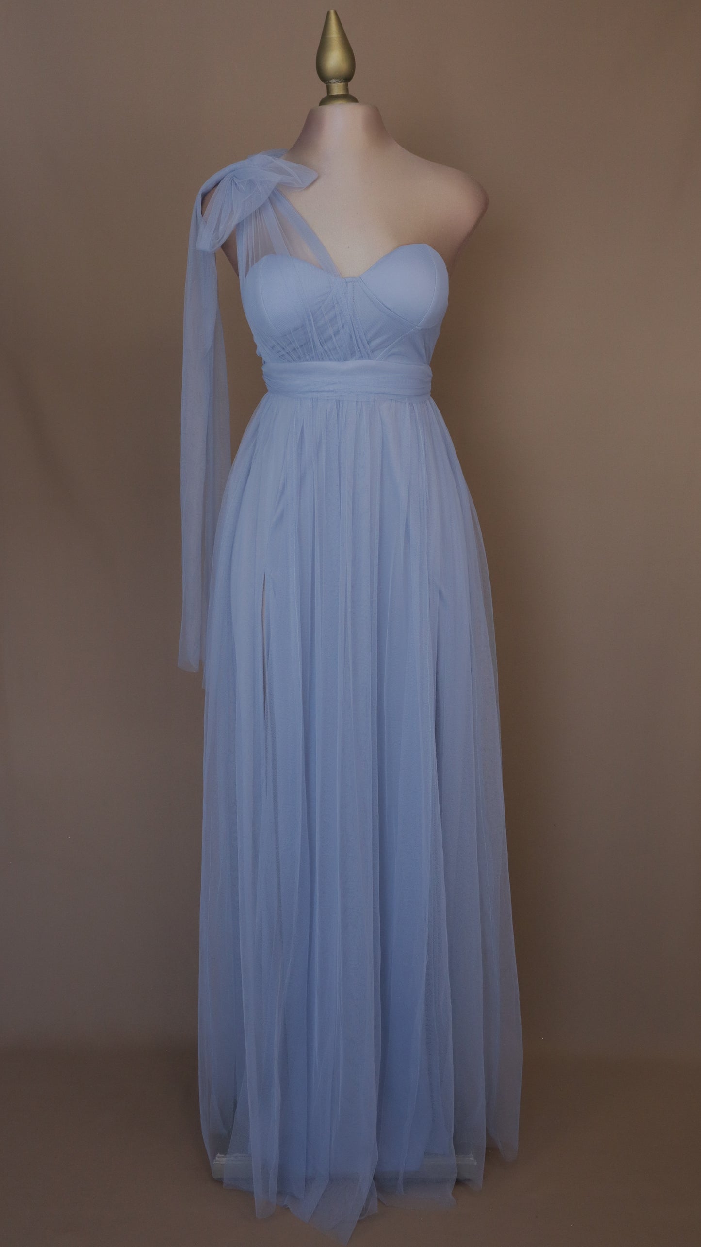 Vestido largo escote asimétrico de tull