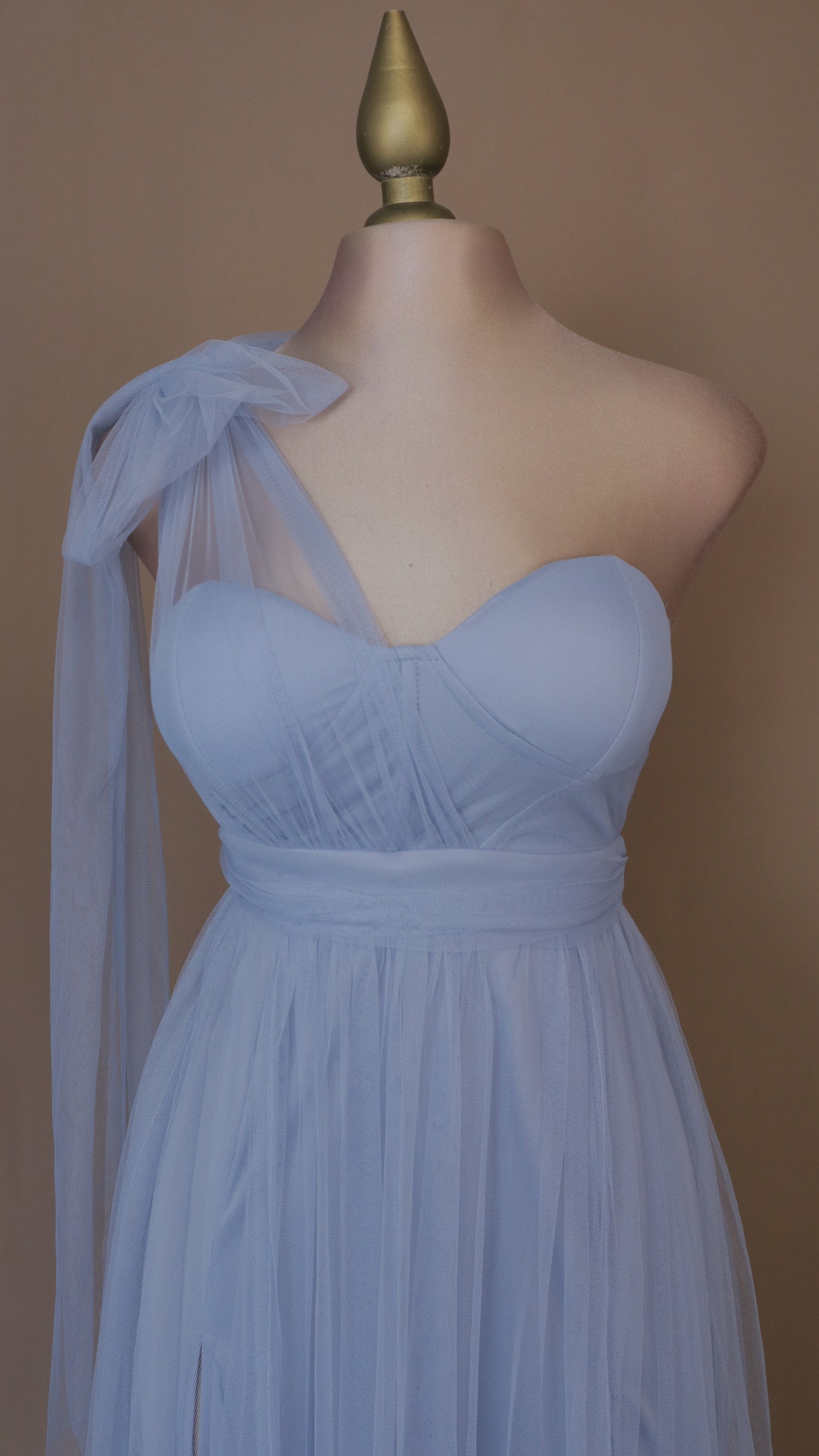 Vestido largo escote asimétrico de tull