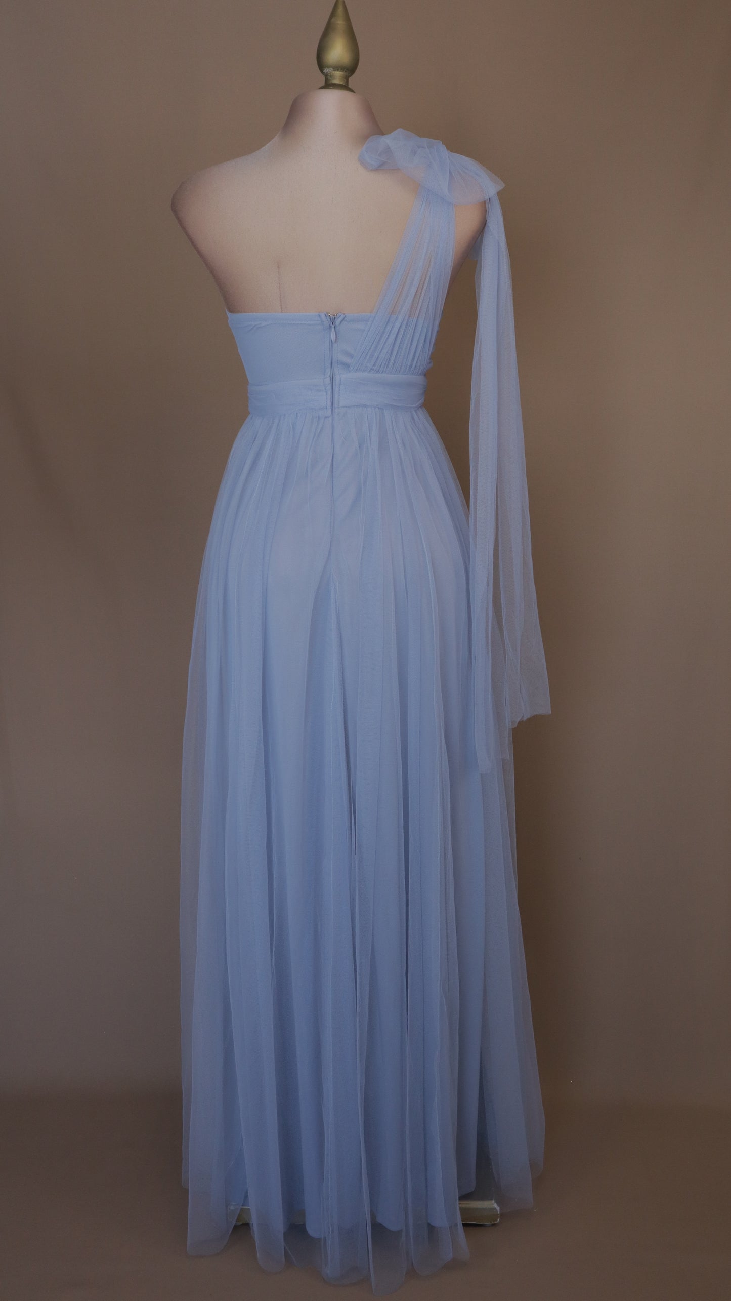 Vestido largo escote asimétrico de tull