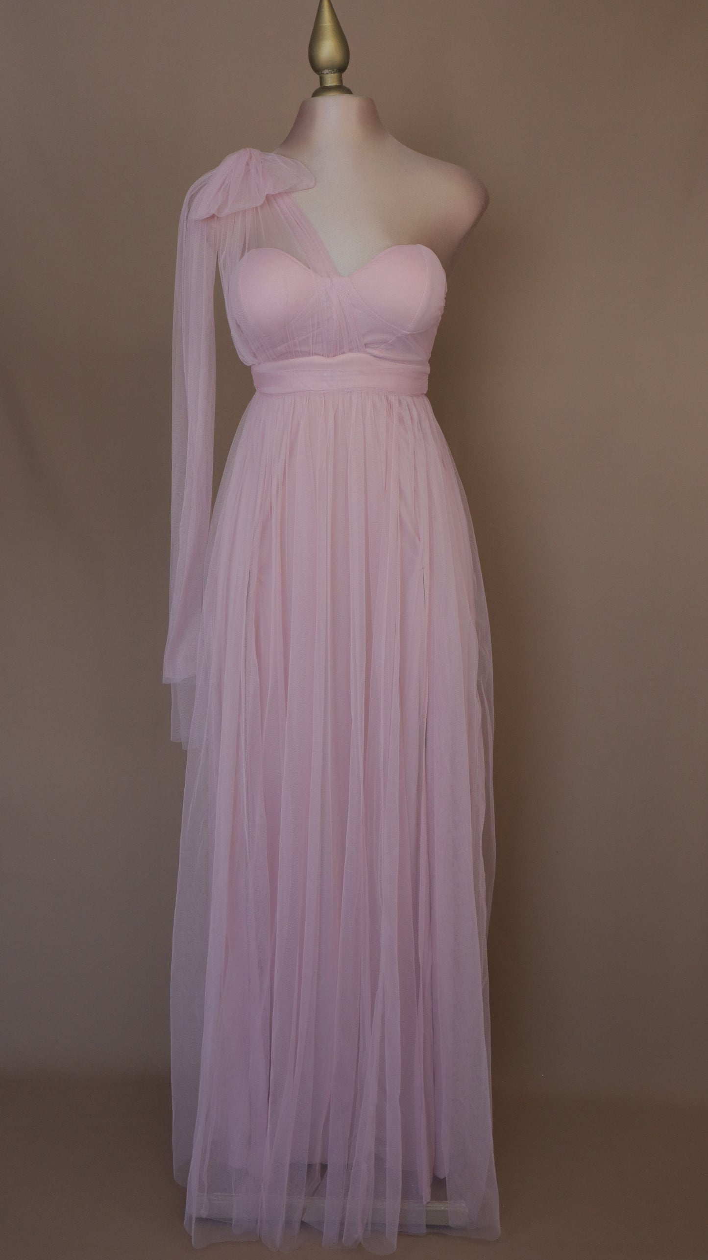 Vestido largo escote asimétrico de tull
