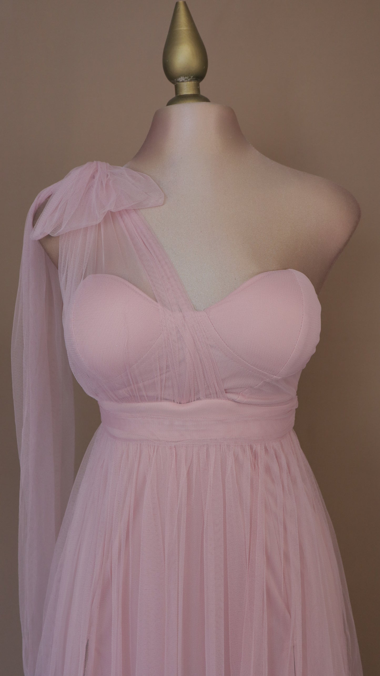 Vestido largo escote asimétrico de tull
