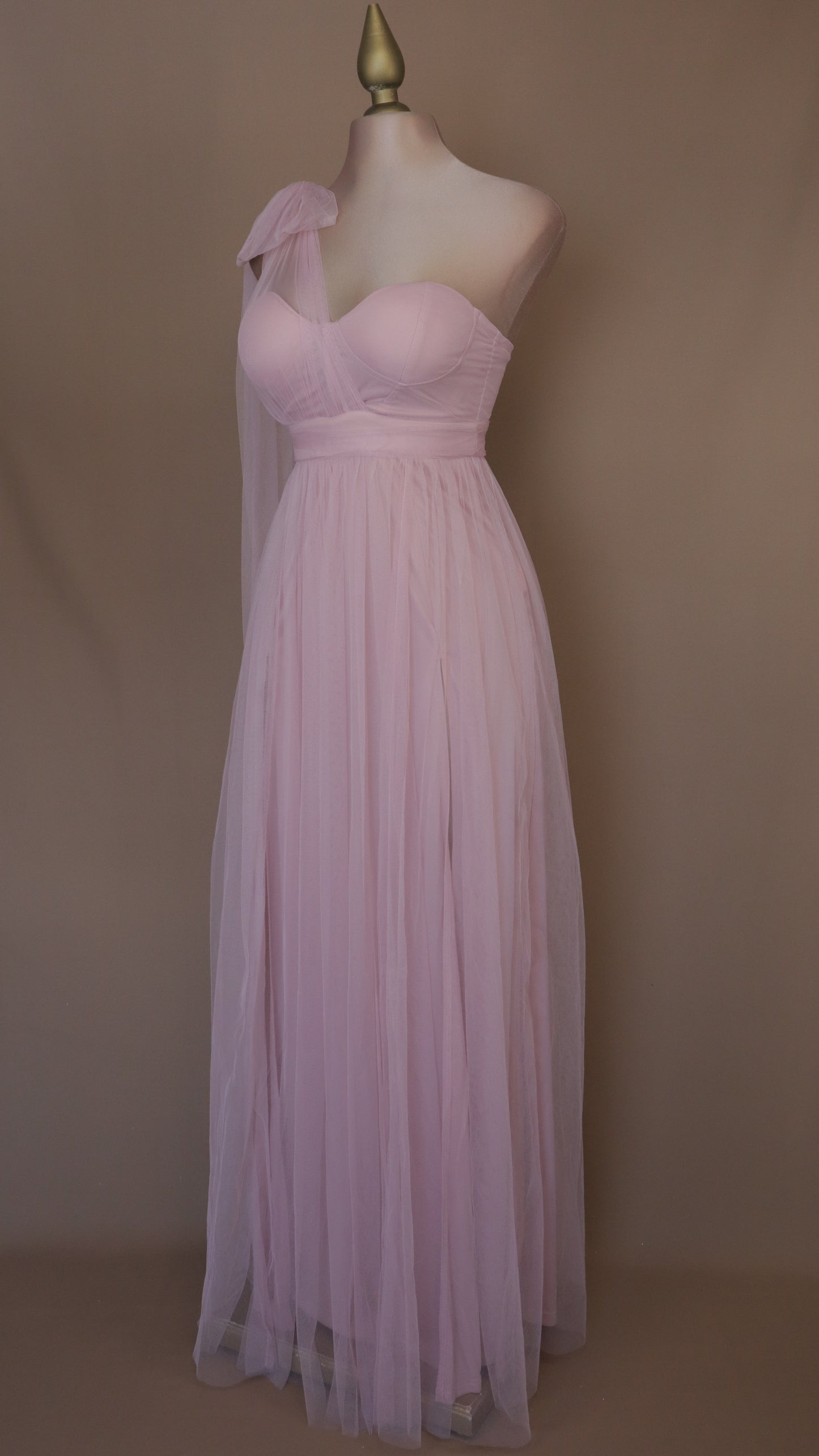 Vestido largo escote asimétrico de tull