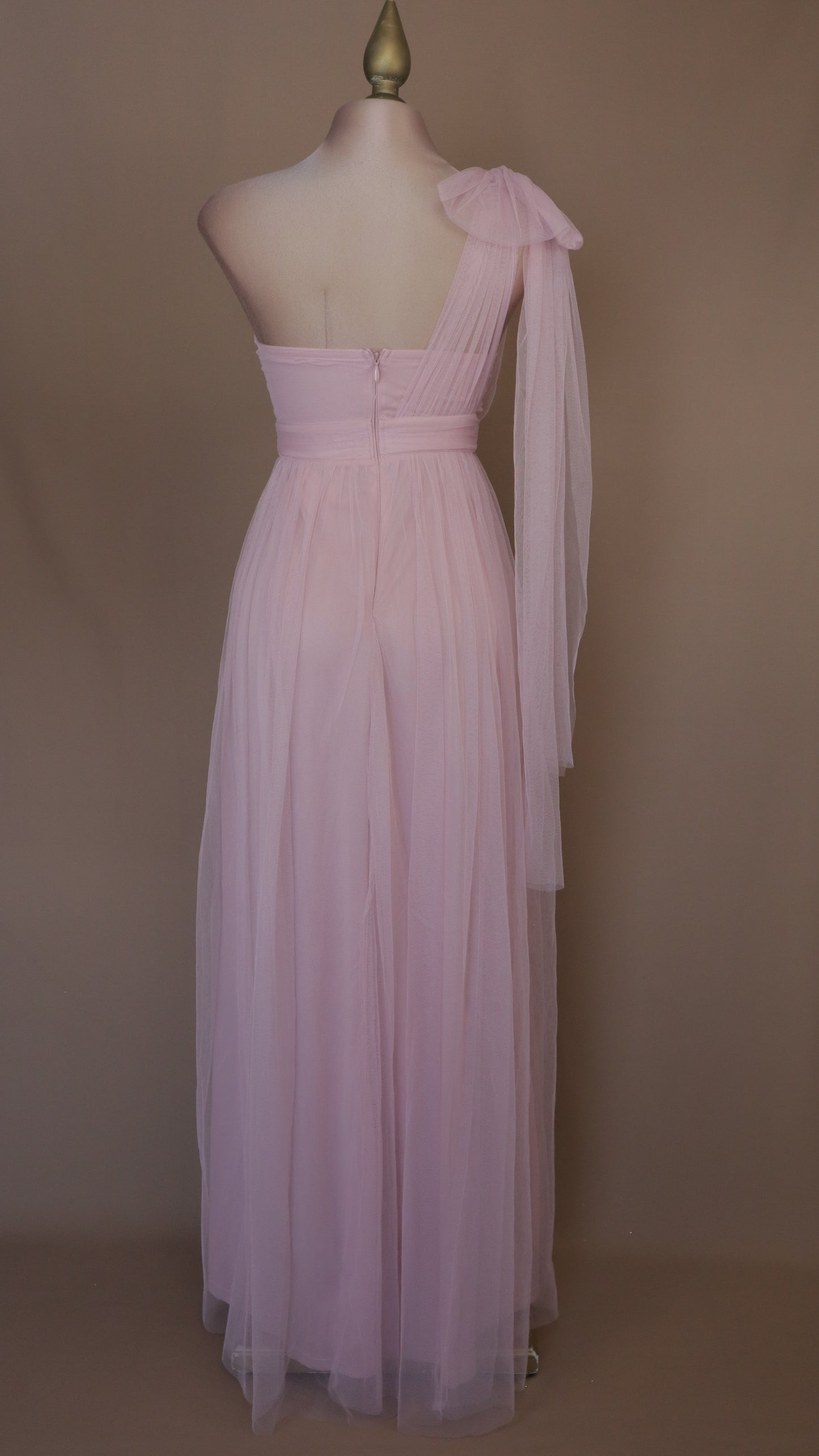Vestido largo escote asimétrico de tull