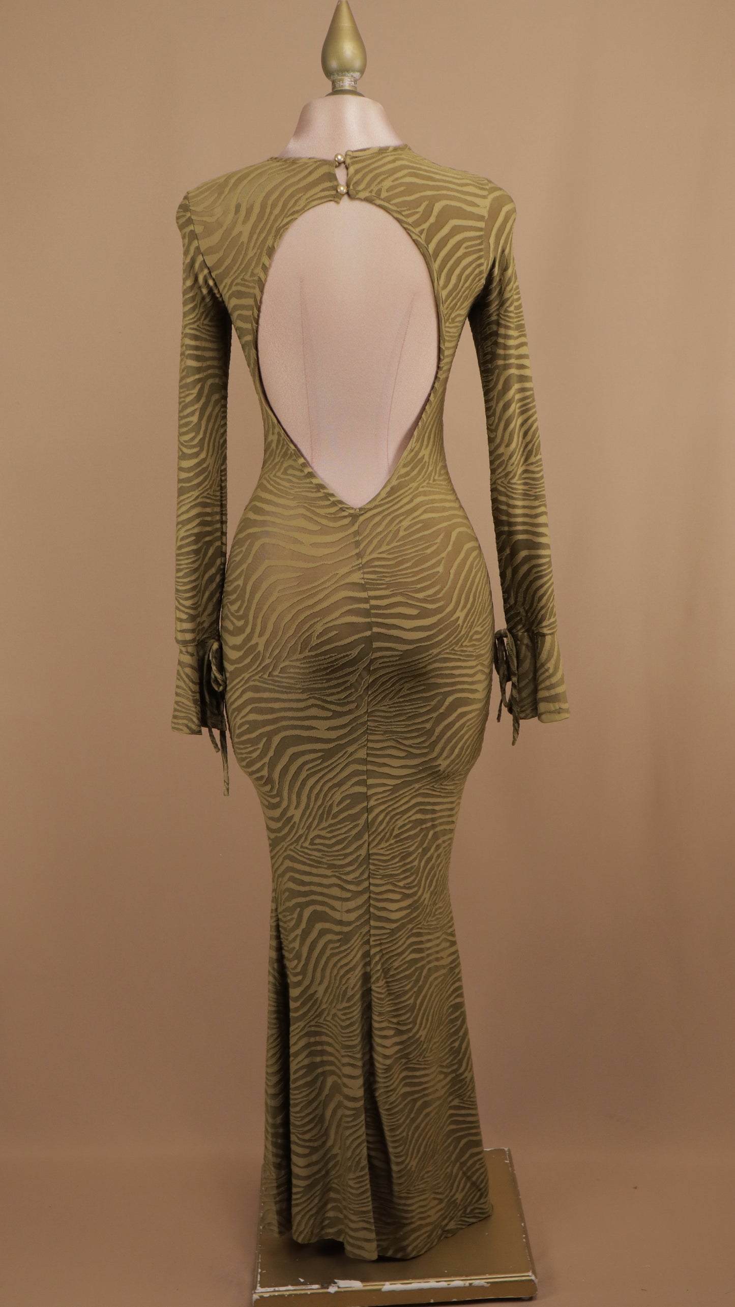 Vestido largo manga larga con escote en la espalda