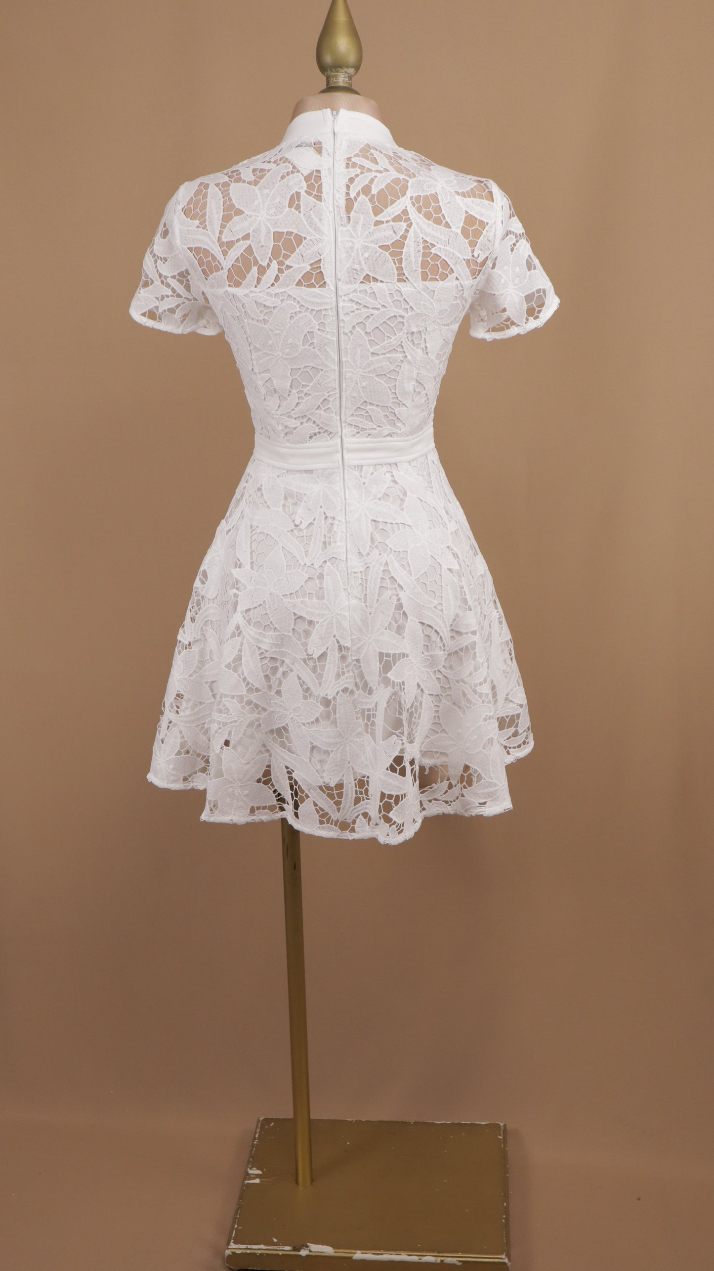 Vestido corto guipur con manga