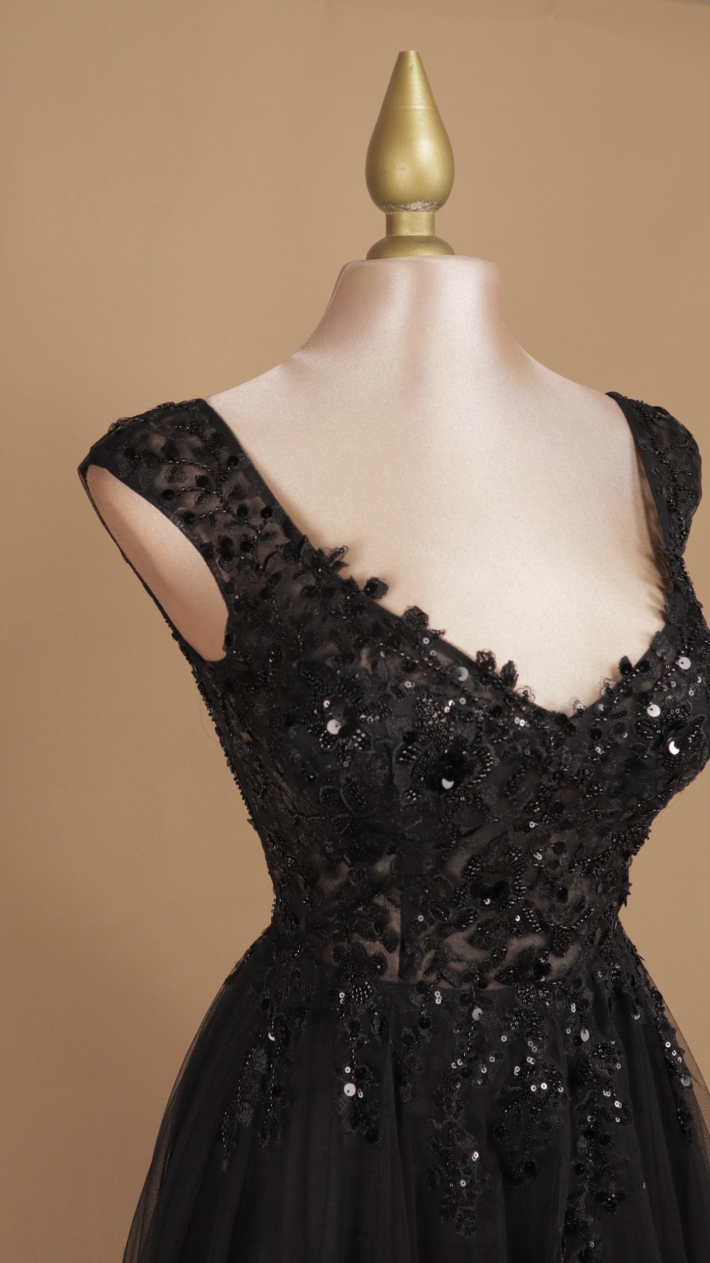 Vestido largo linea A con aplicación