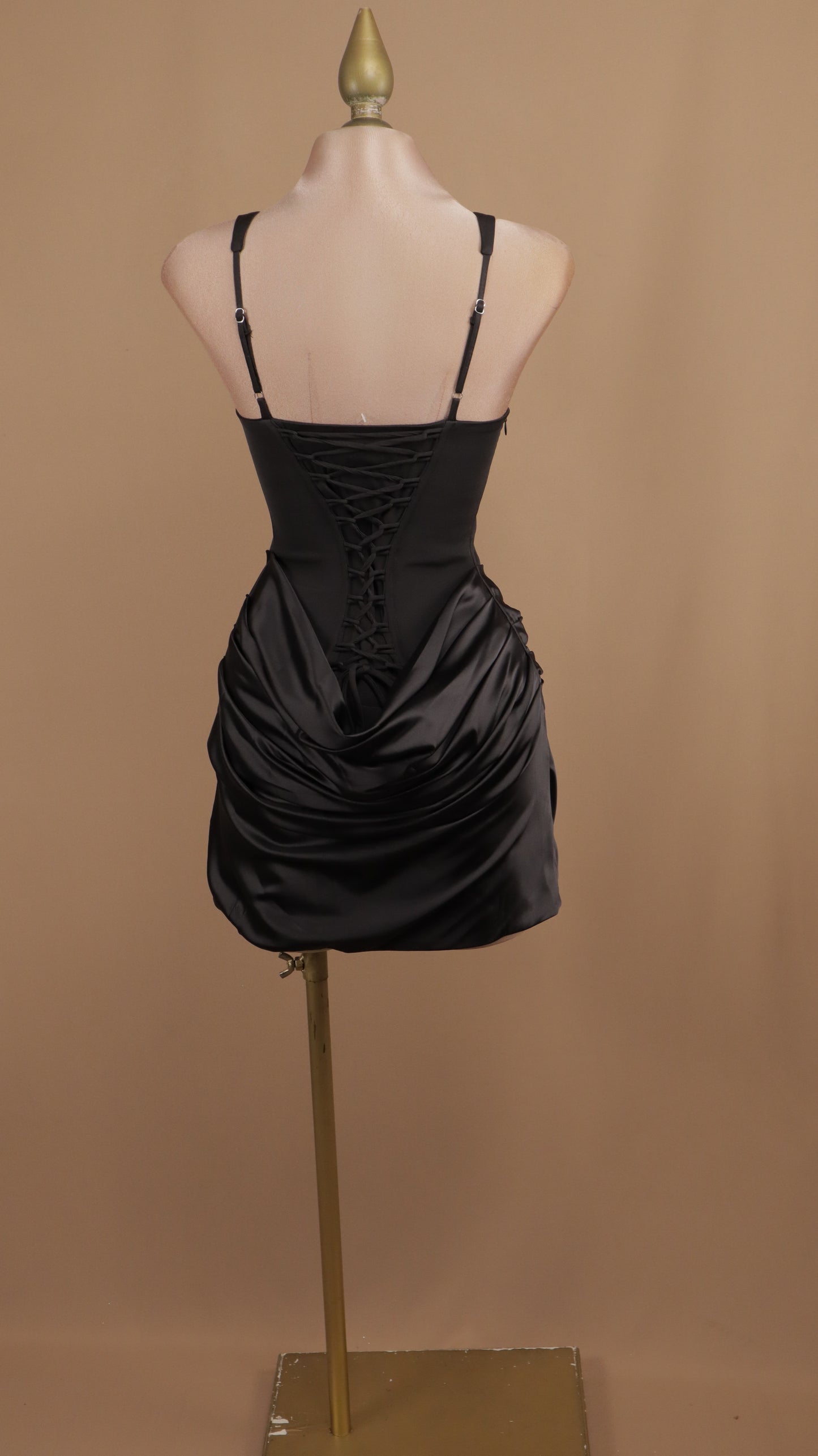 Vestido corto con corset y falda satinada