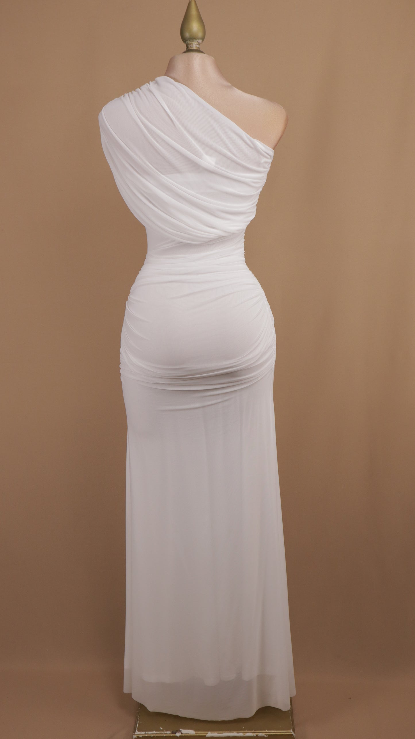 Vestido largo de malla plisado asimétrico