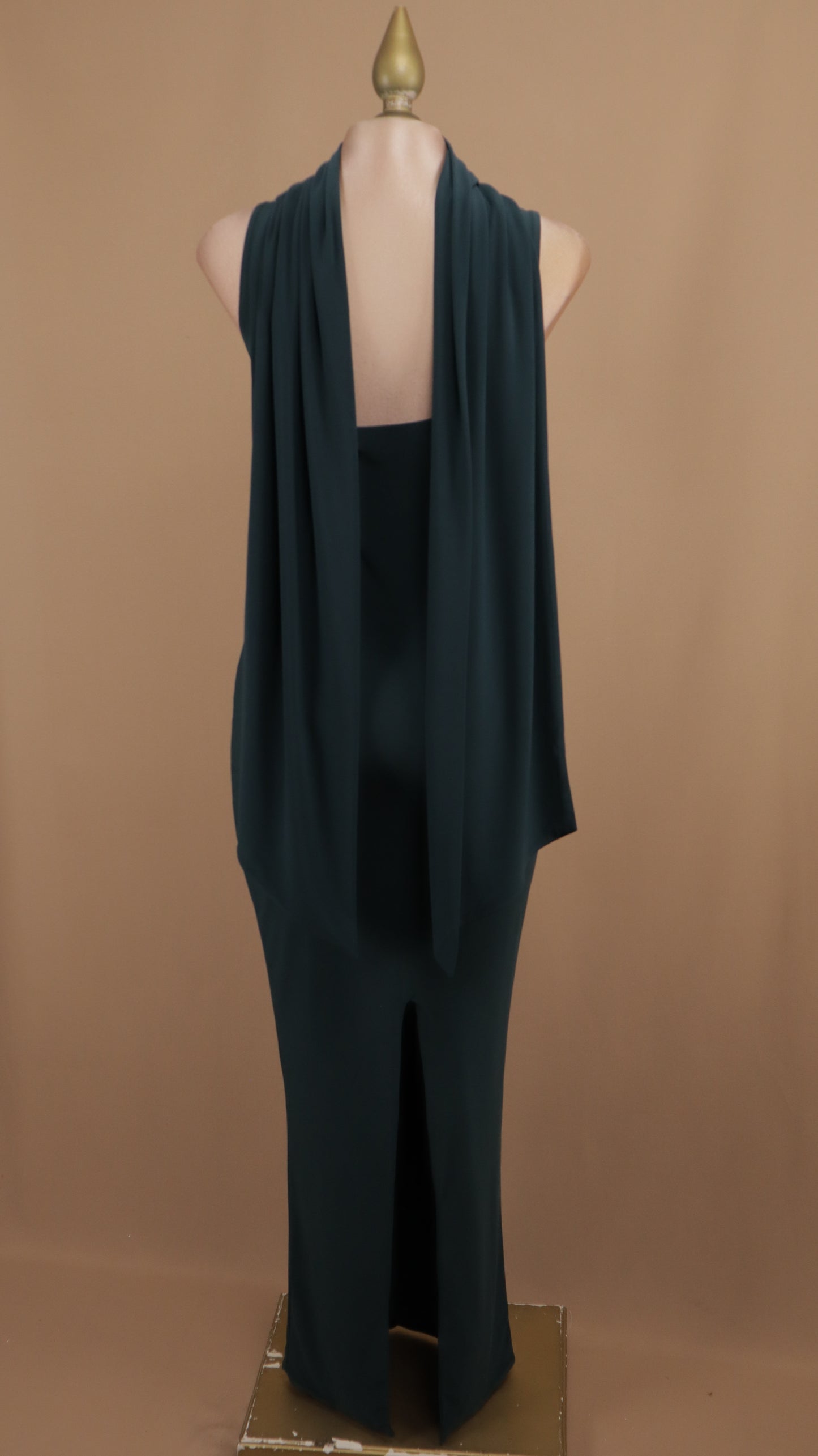 Vestido largo con cauda en cuello