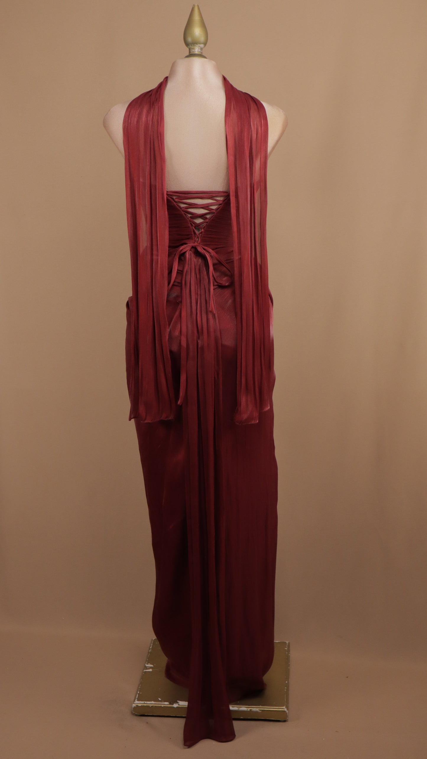 Vestido largo estraple drapeado con estola en cuello