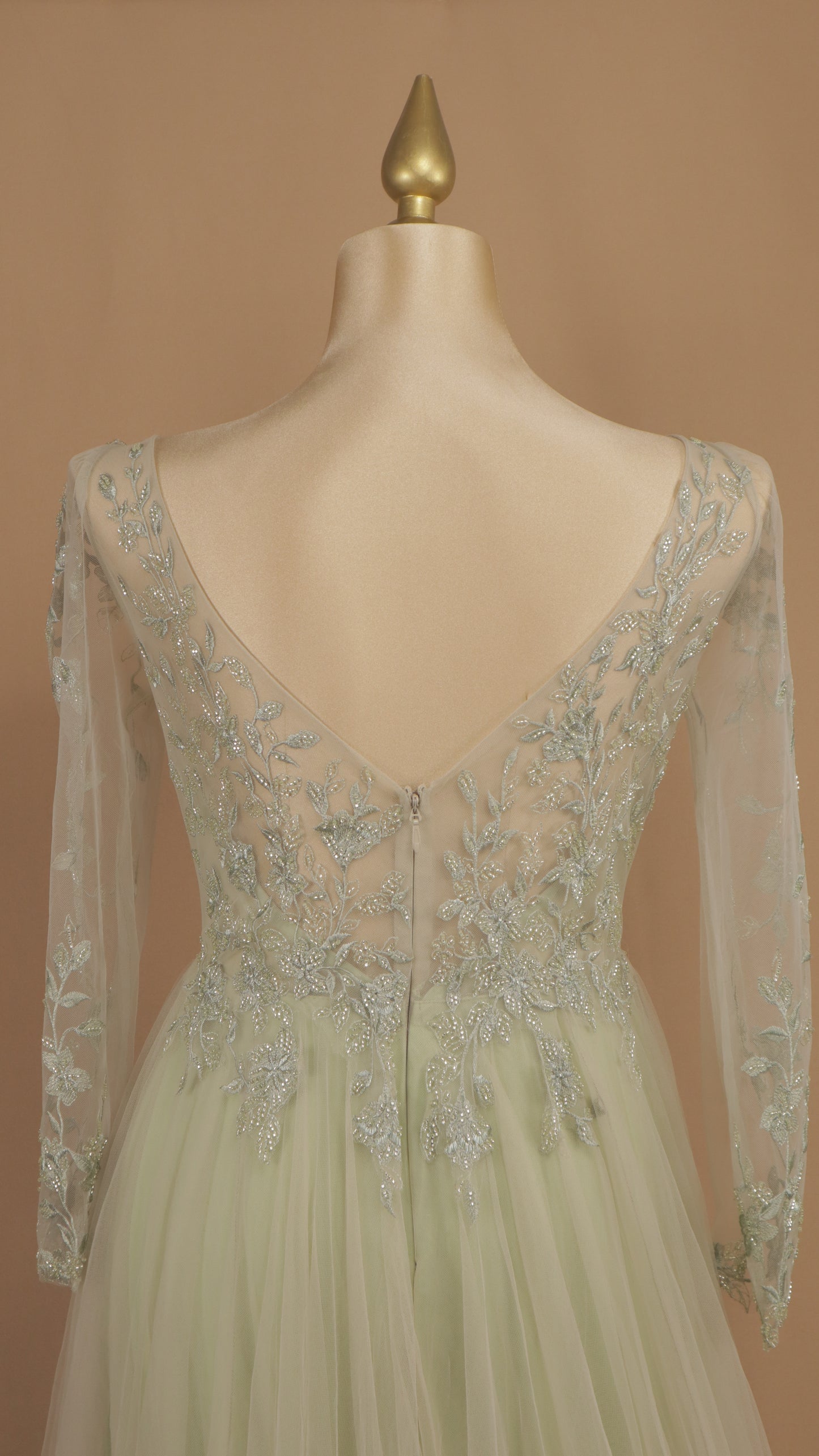 Vestido largo plus manga larga y de tul