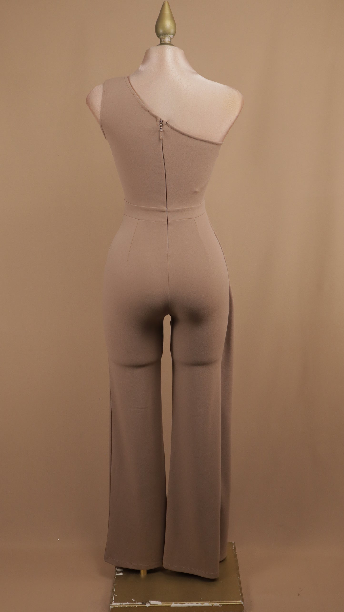 Palazzo asimétrico con botones dorados