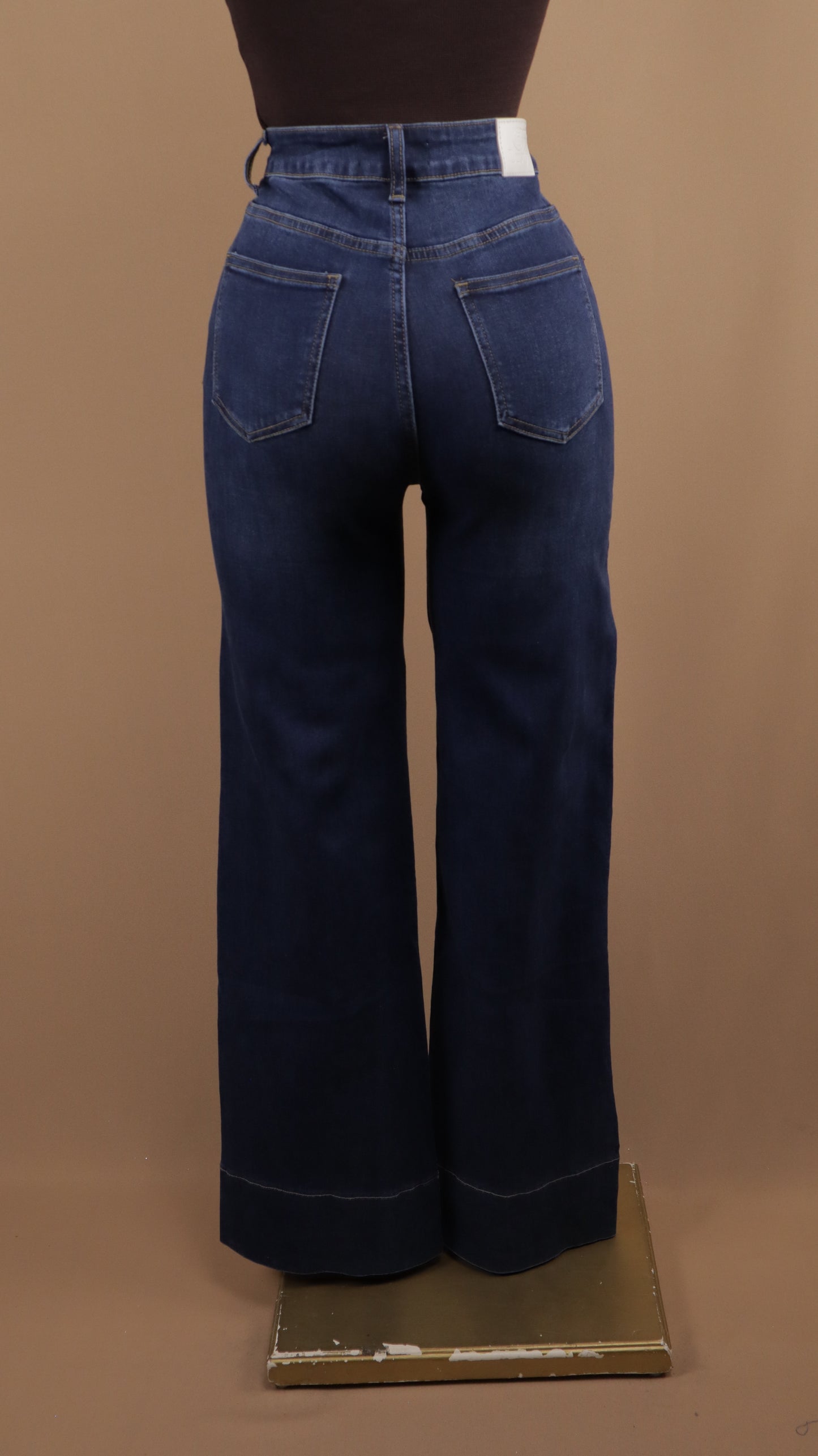 Pantalón de mezclilla obscura y tito alto