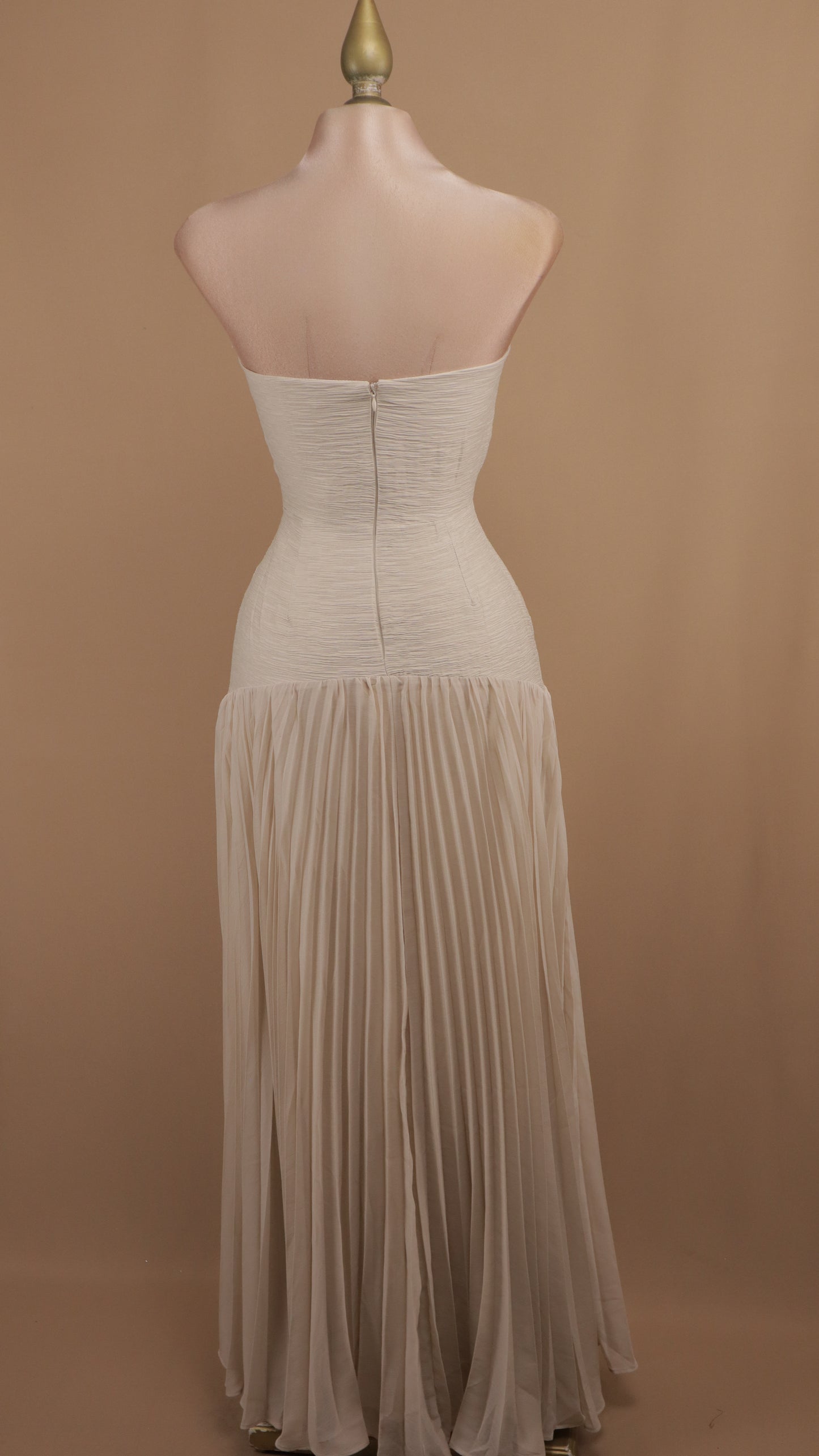 Vestido largo estraple con pastelones en falda