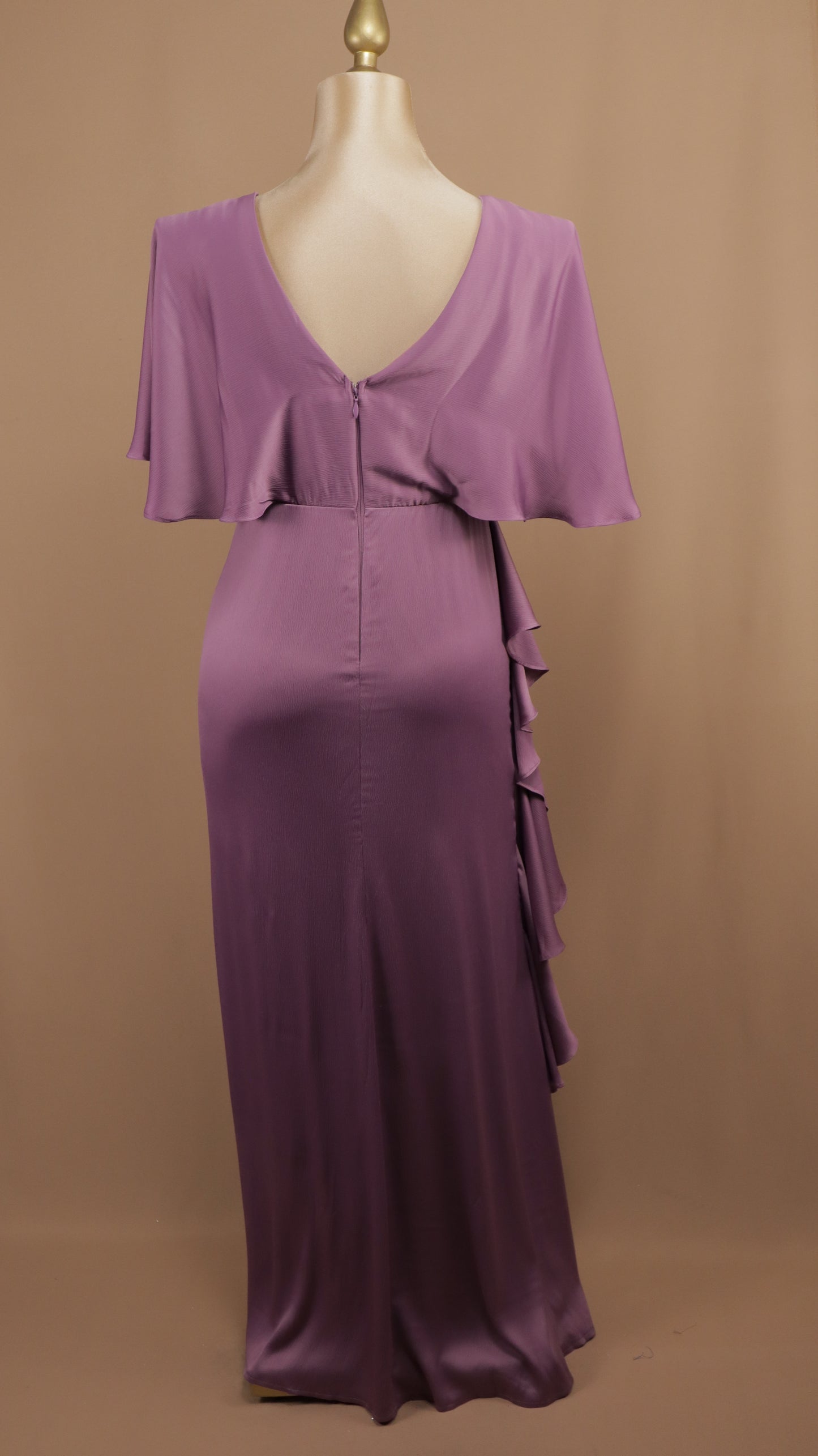 Vestido largo plus size con tipo capa y escarola