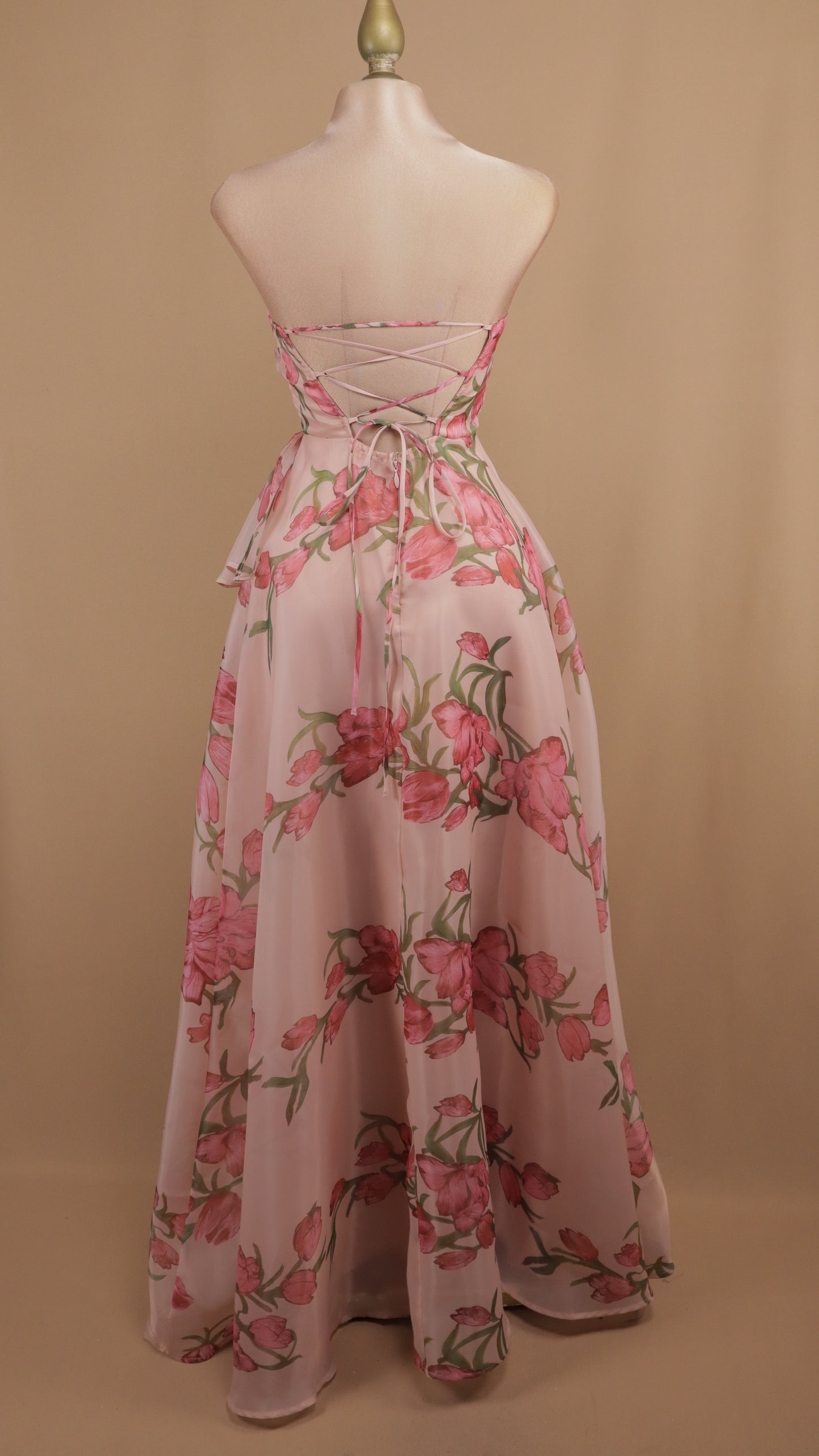 Vestido largo estampado straple con escarola y corset