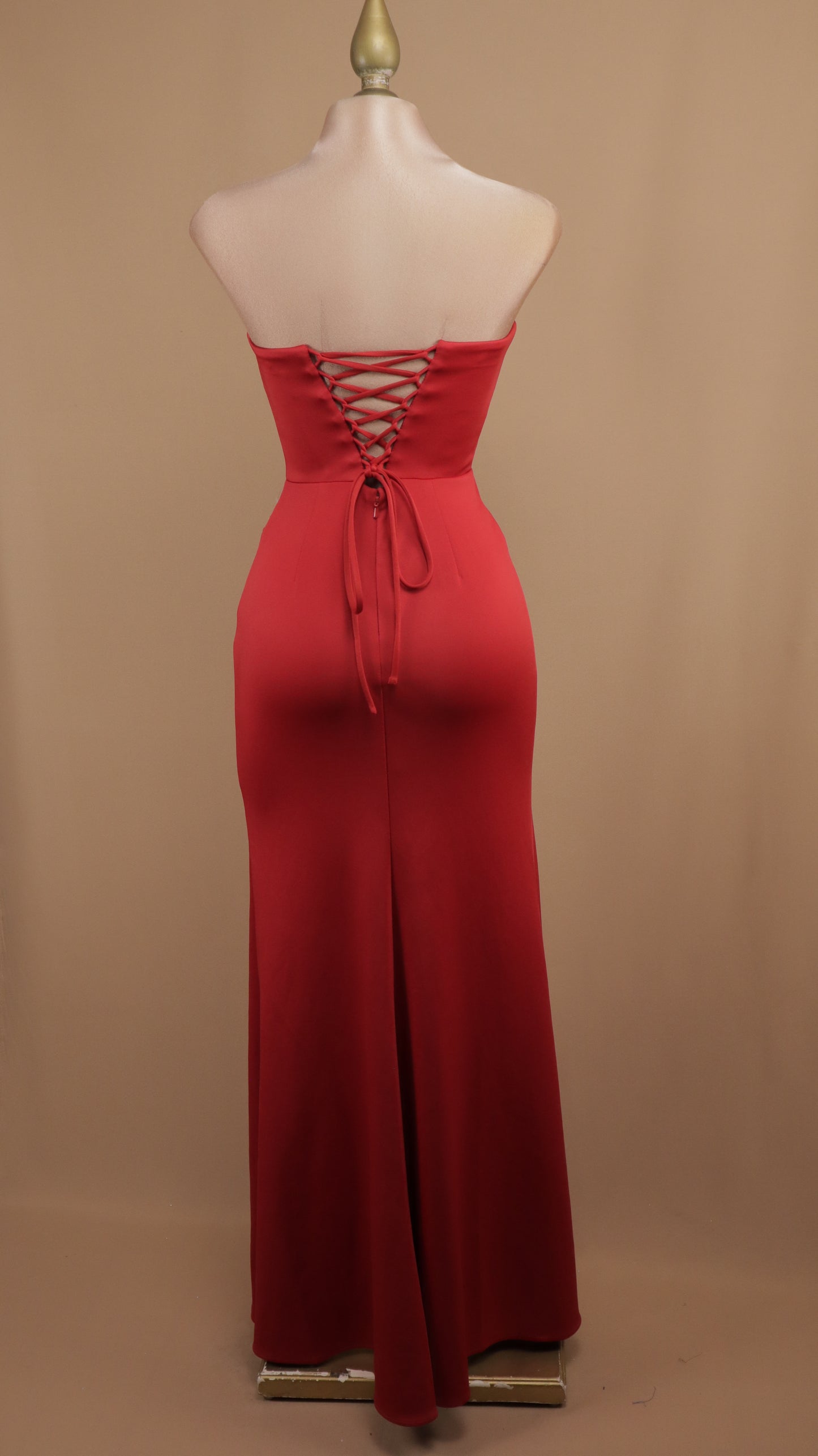 Vestido largo estraple con corset y abertura en pierna