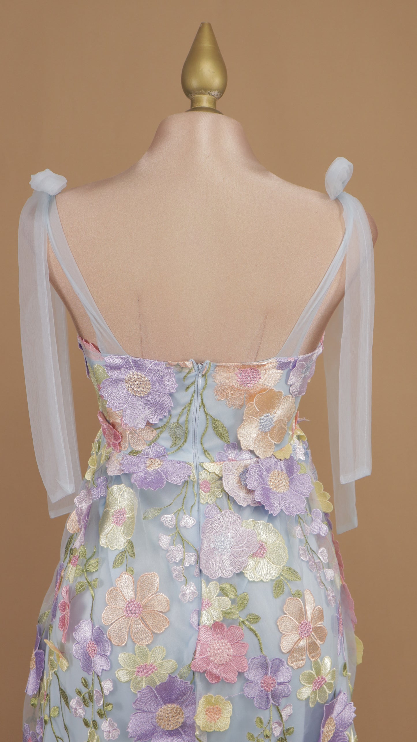 Vestido midi de tul y flor en 3D