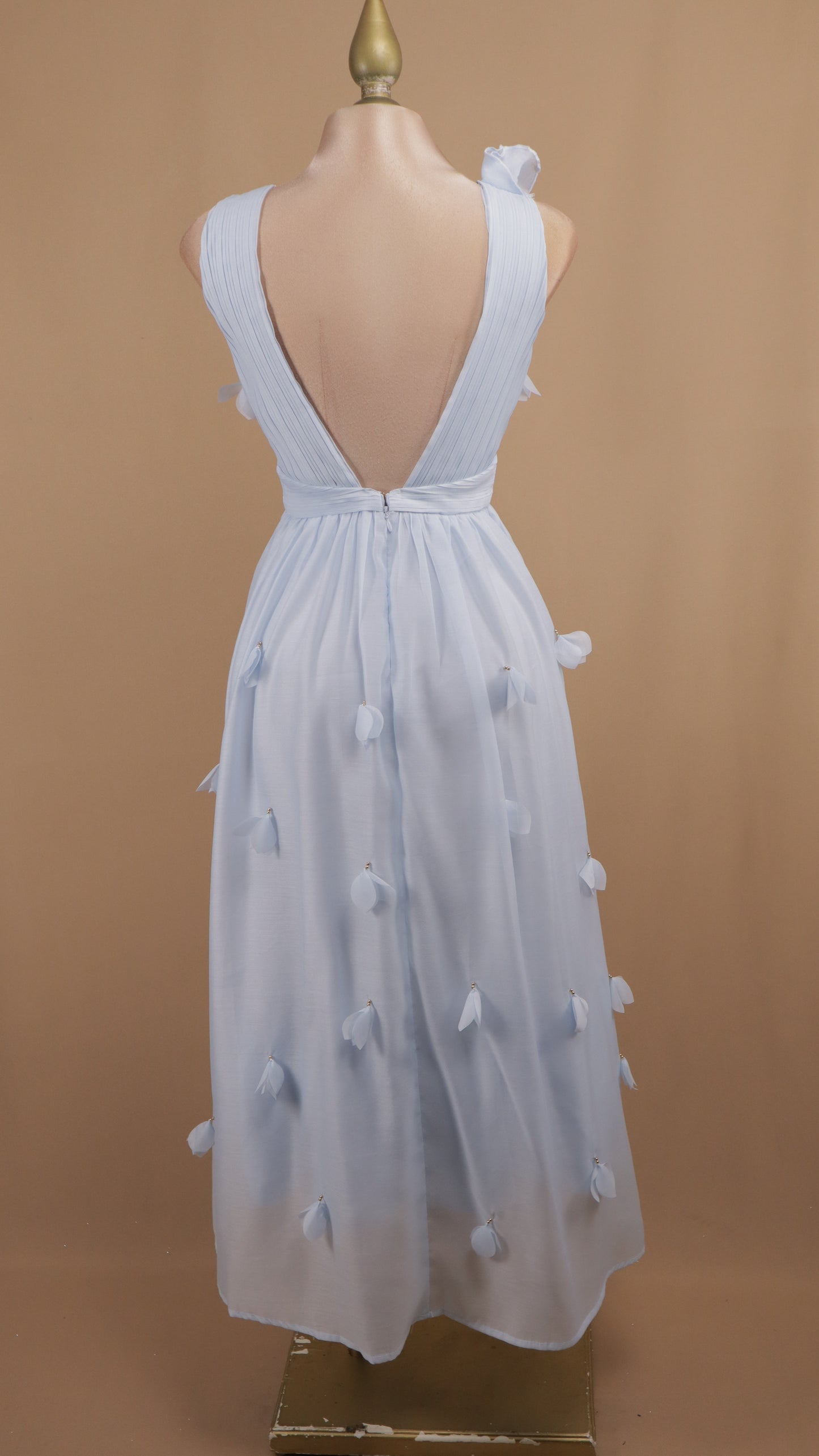 Vestido midi escote en V con flor en 3D