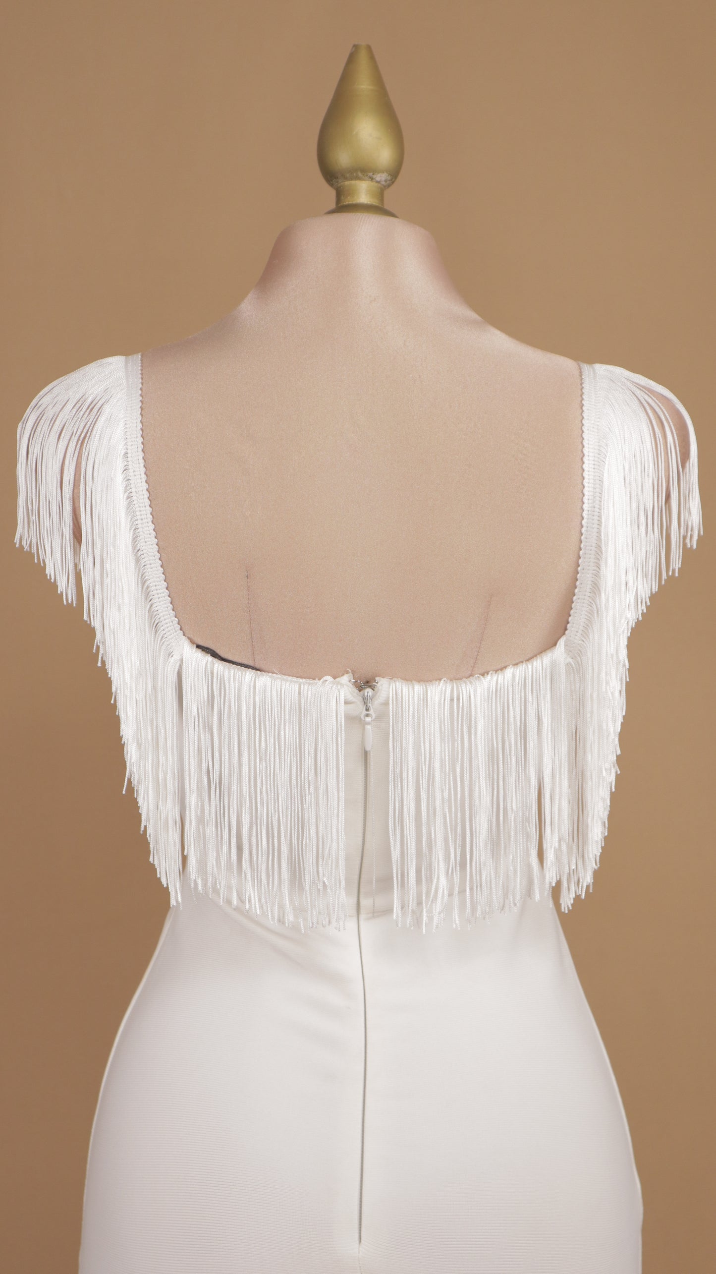 Vestido midi bandage, escote al hombro con barbitas