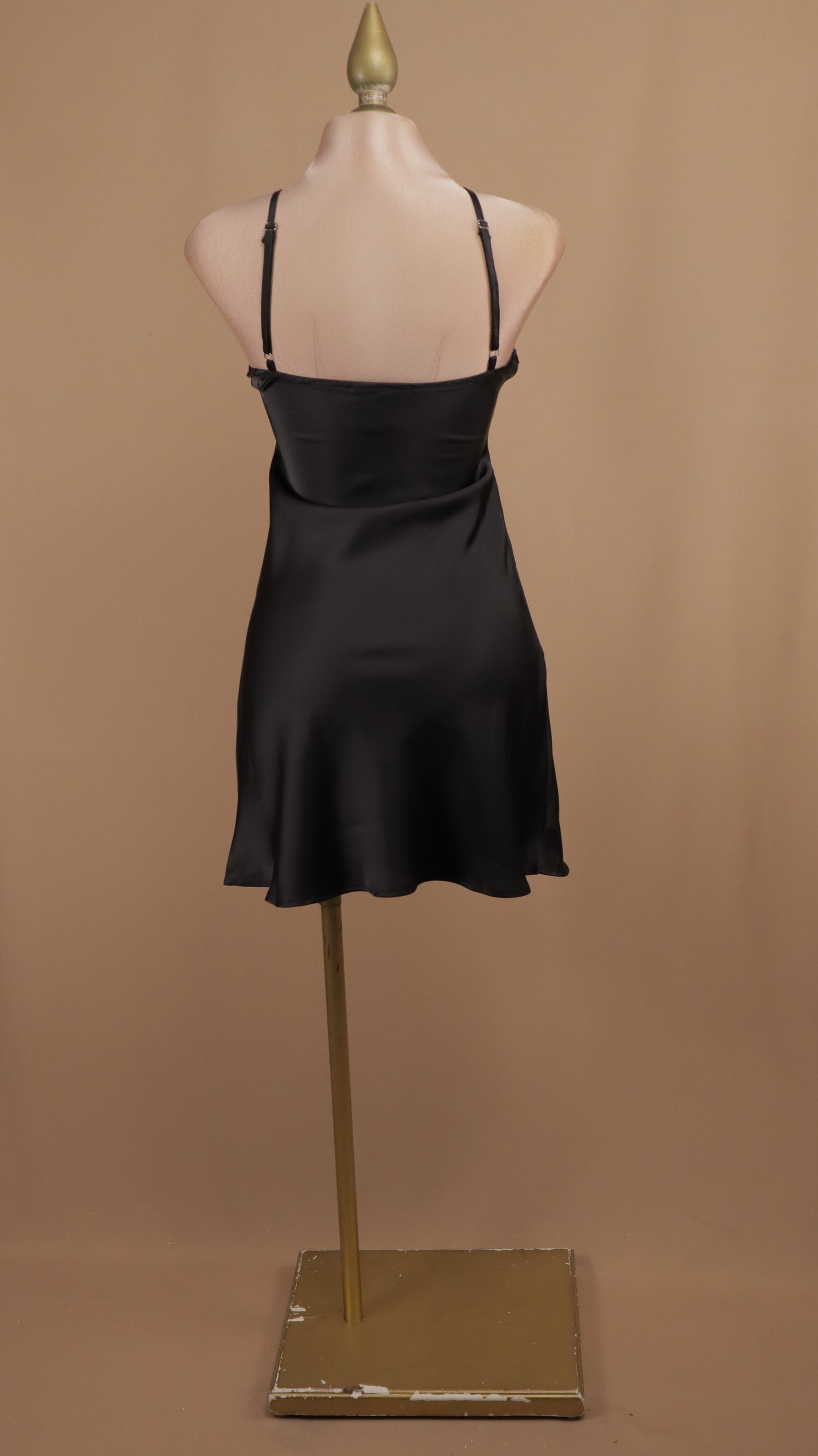 Vestido corto satinado de tirantes