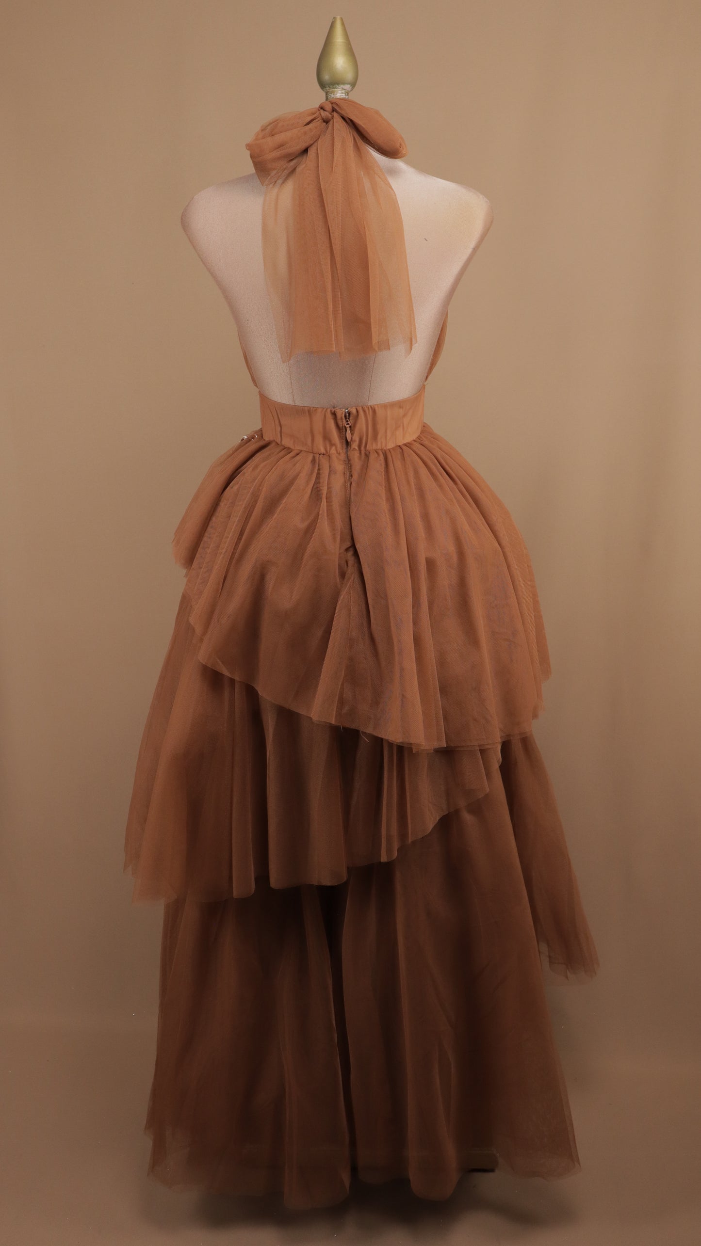 Vestido largo de tull cuello halter y escote en la espalda