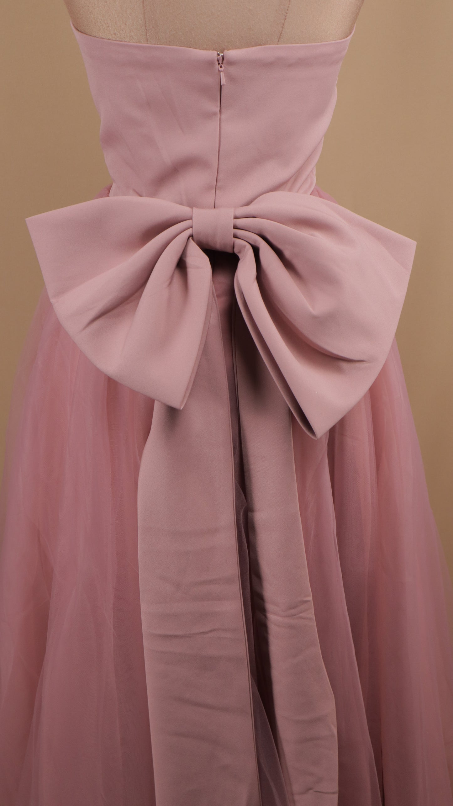 Vestido midi estraple con moño atrás