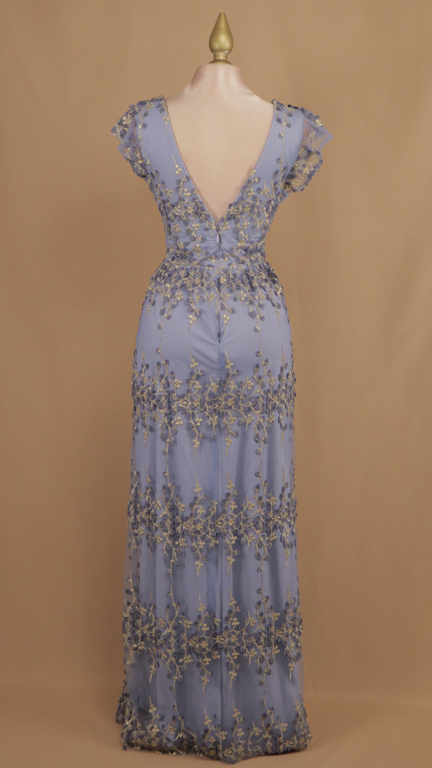 Vestido largo tirante ancho y bordado dorado