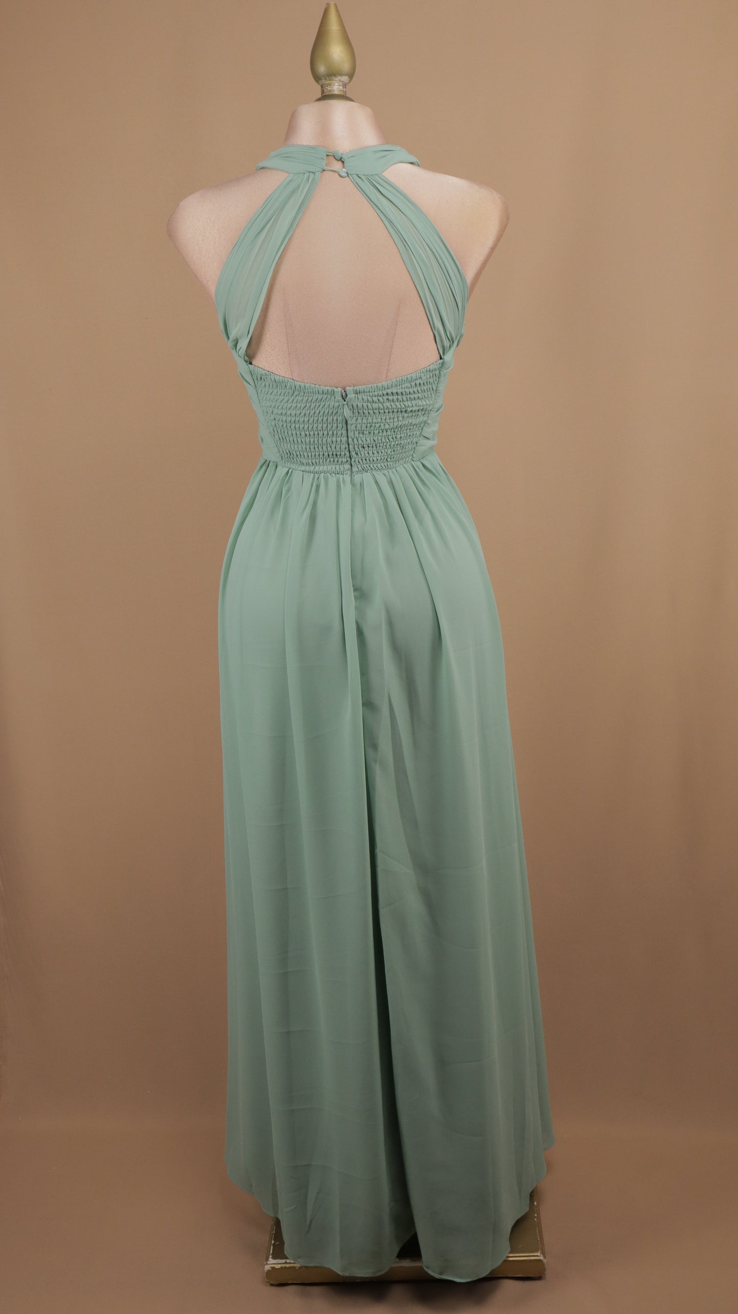 Vestido largo cuello halter con escote en la espalda