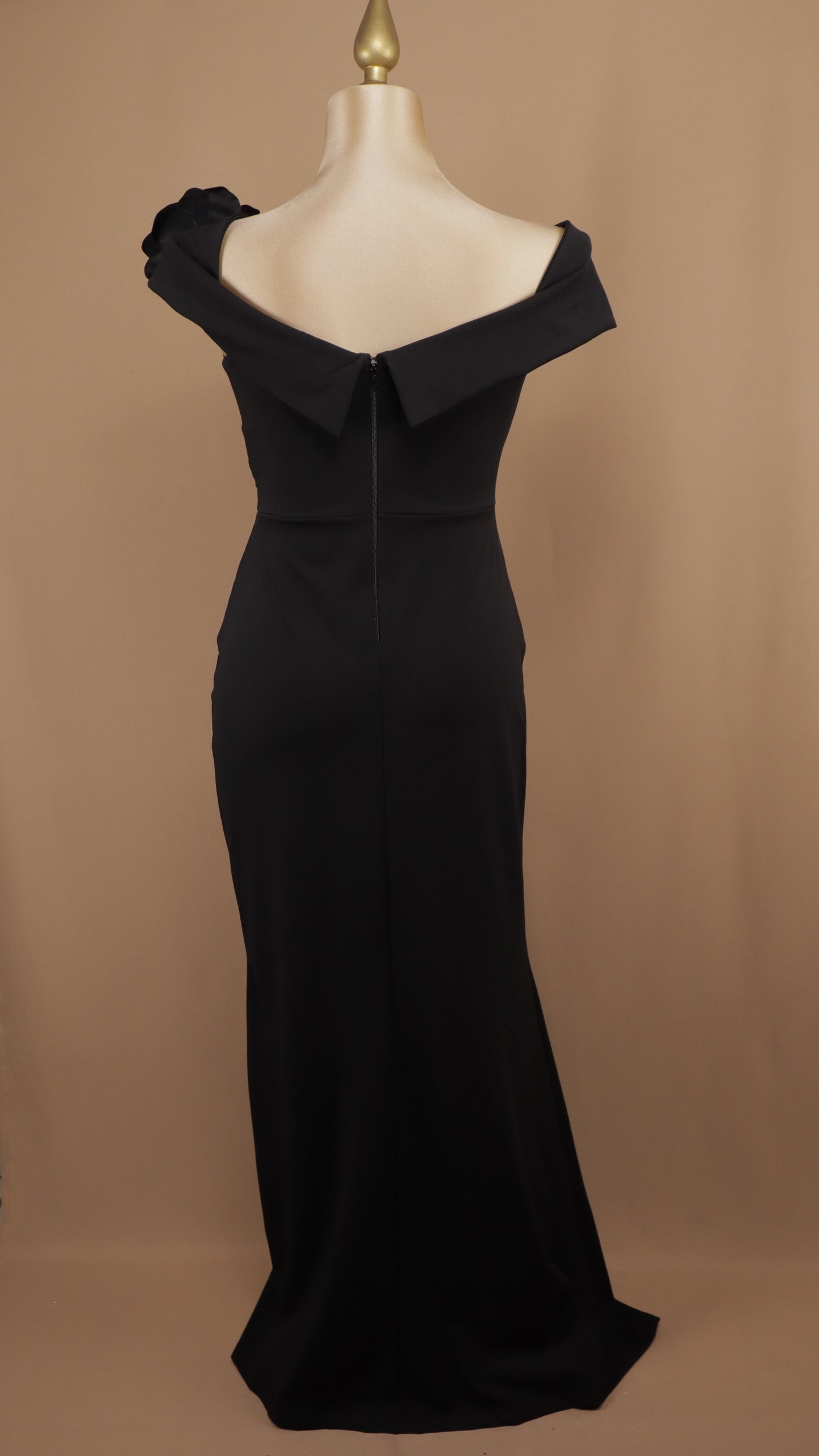 Vestido largo extra con flores al hombro