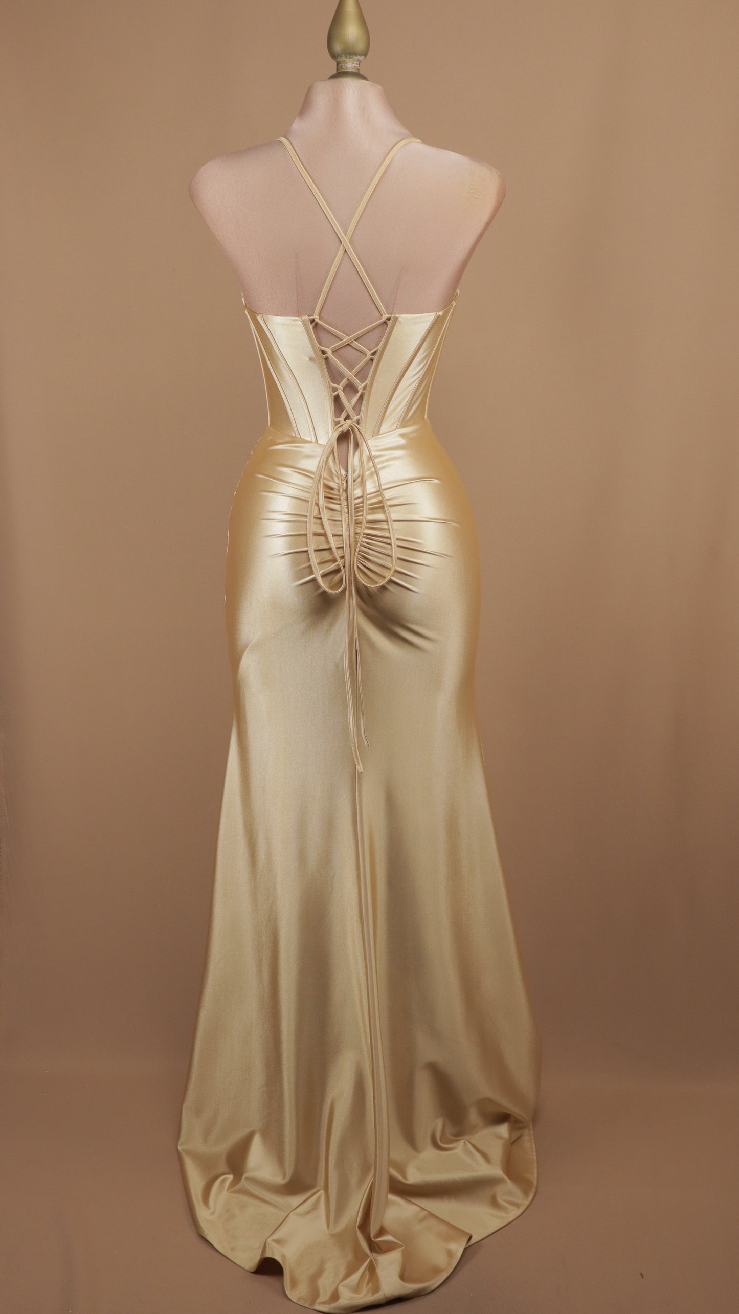 Vestido largo con corset y aplicación en busto