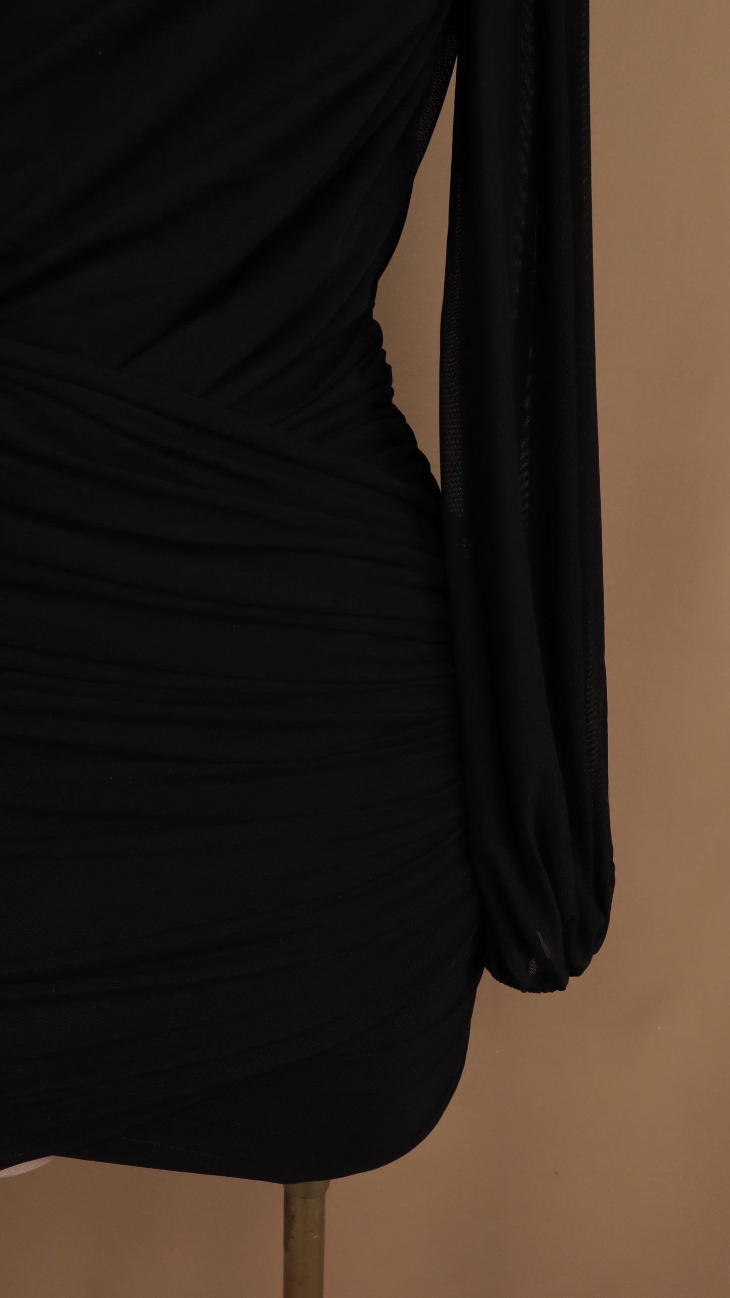 Vestido corto drapeado malla