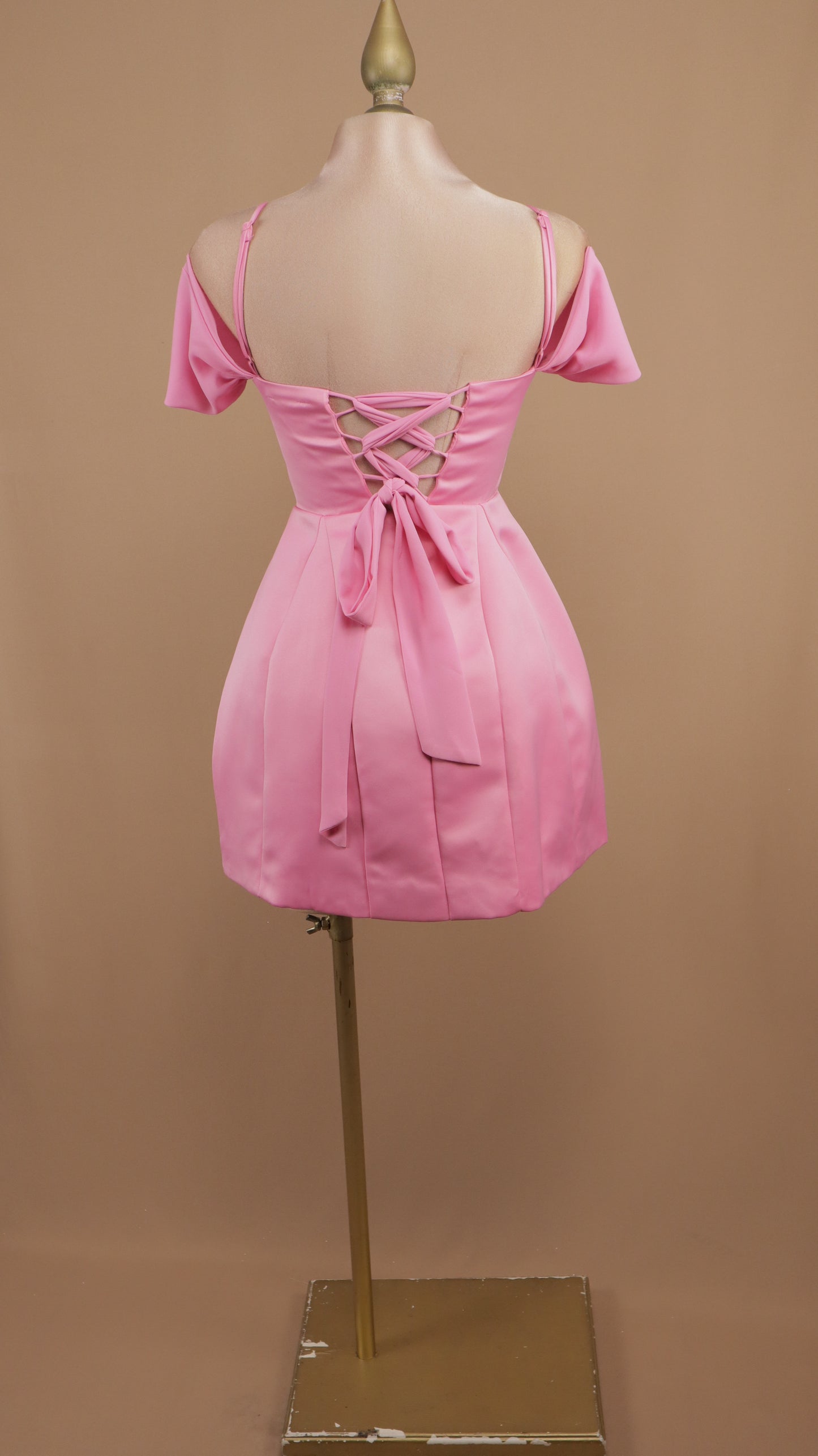 Vestido corto al hombro con falda en línea A