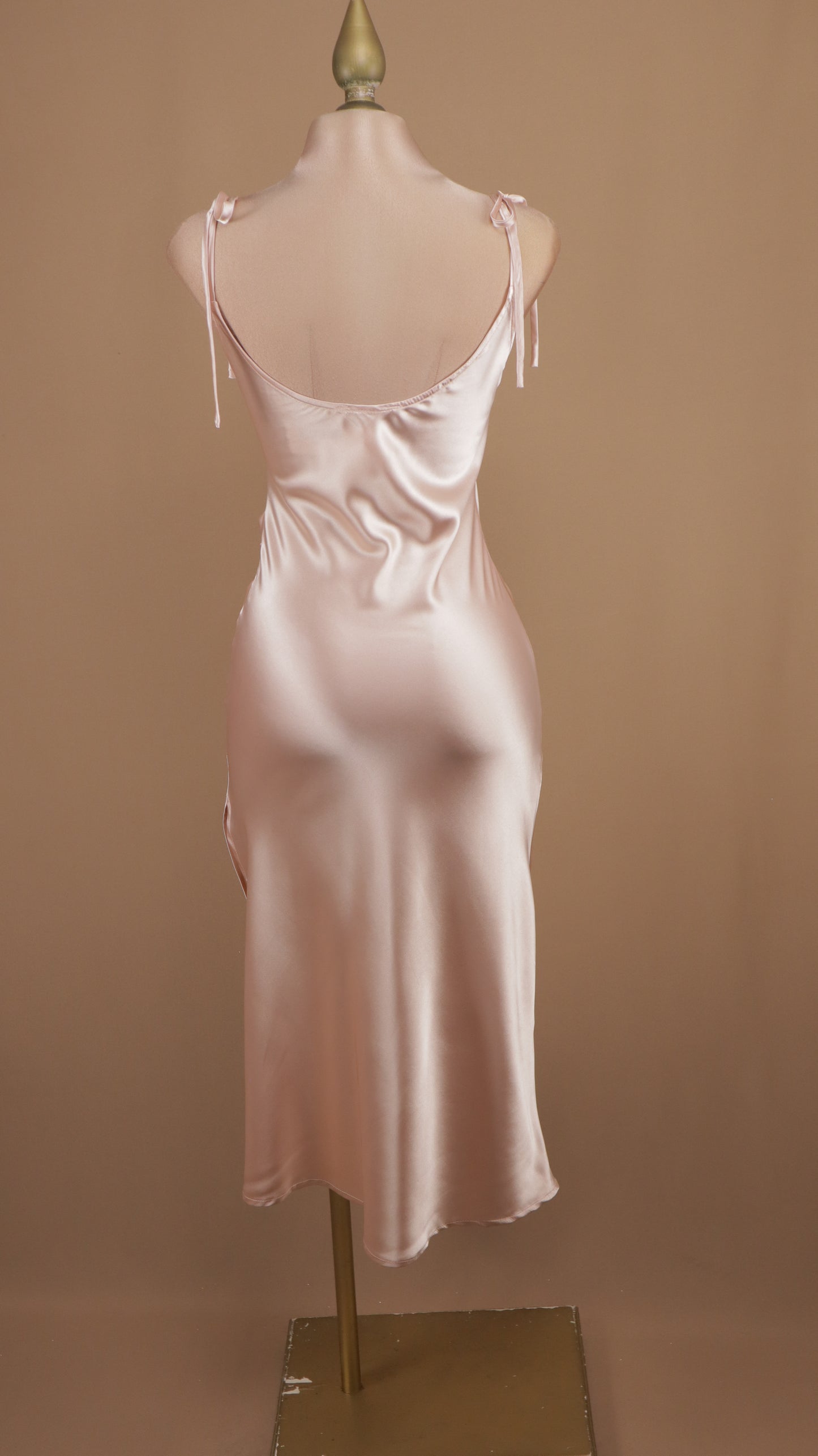 Vestido midi satinado de tirantes