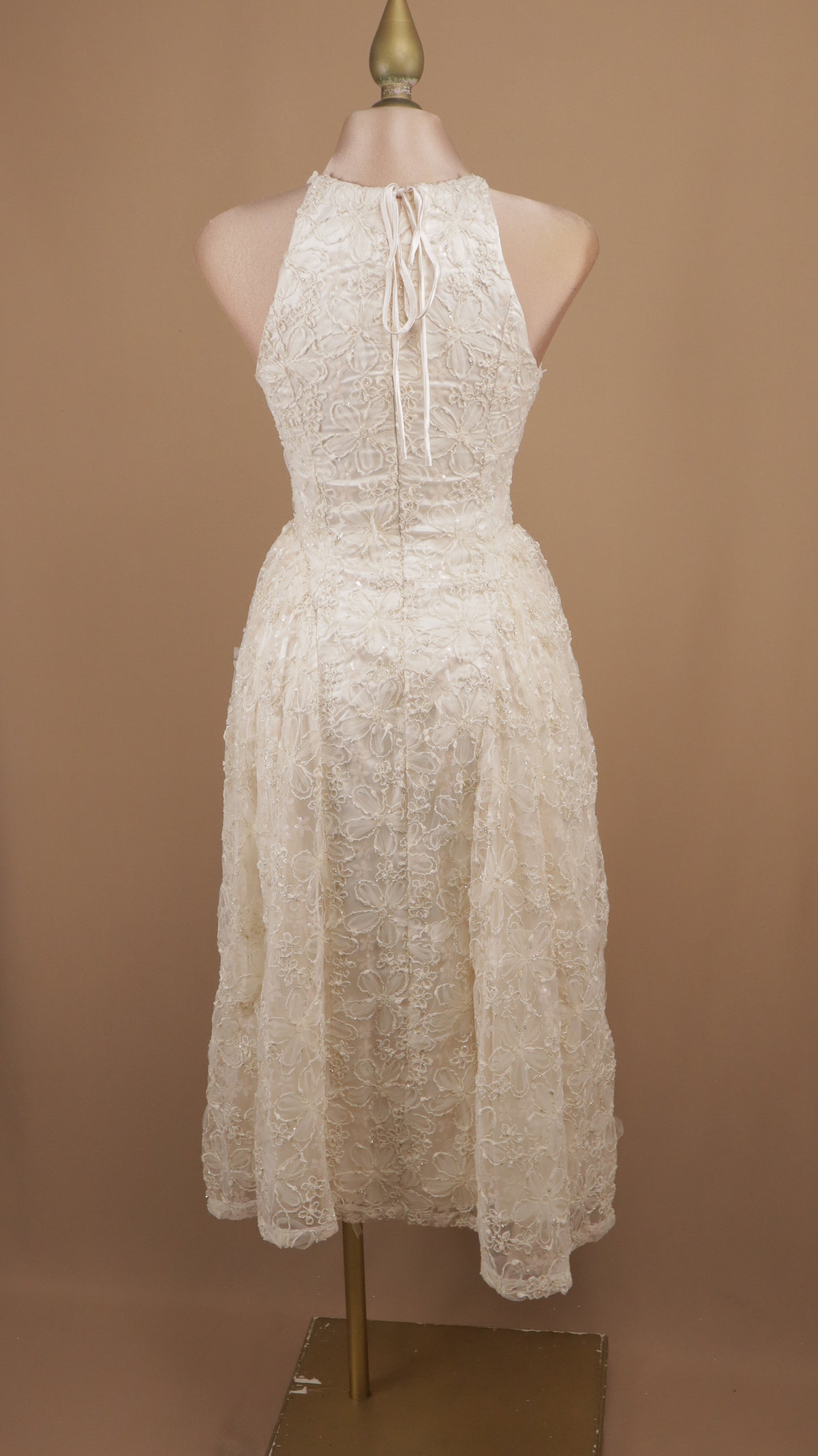 Vestido midi cuello halter con destellos