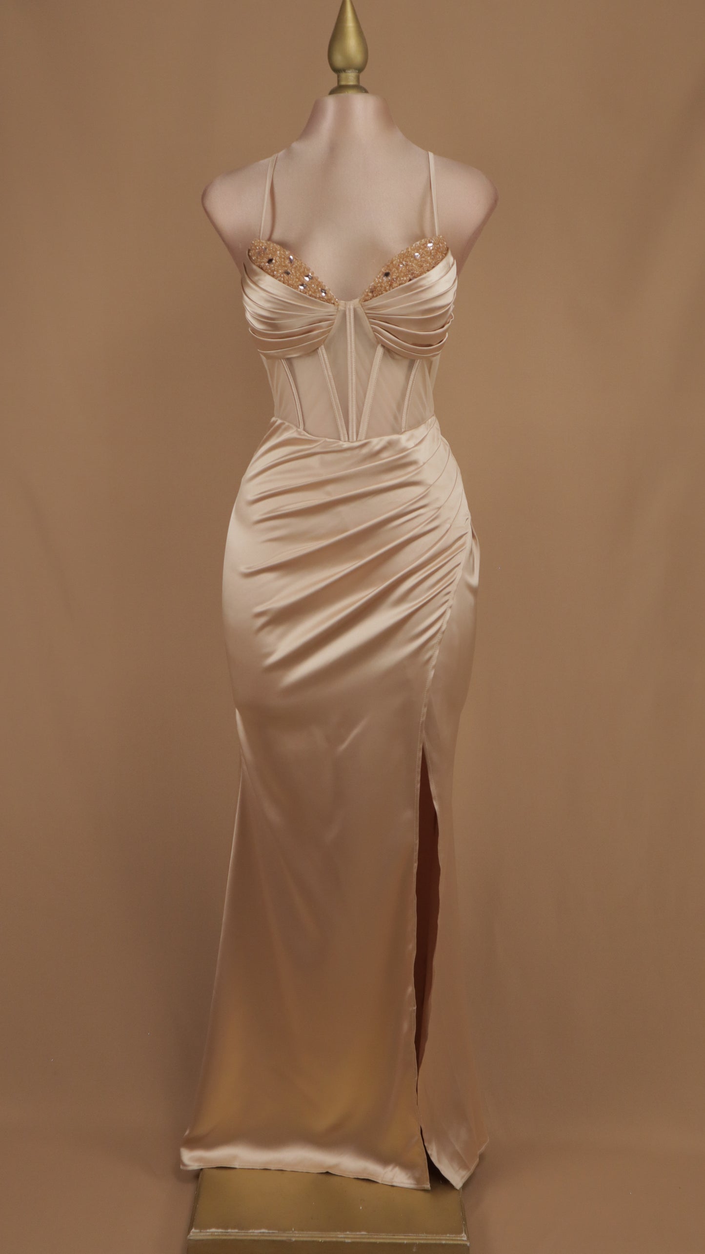 Vestido largo con pedrería en busto