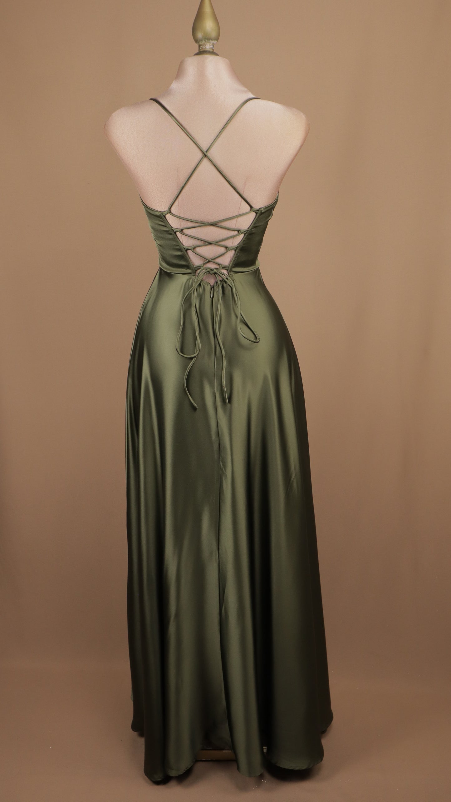 Vestido largo con escote en la espalda y corset