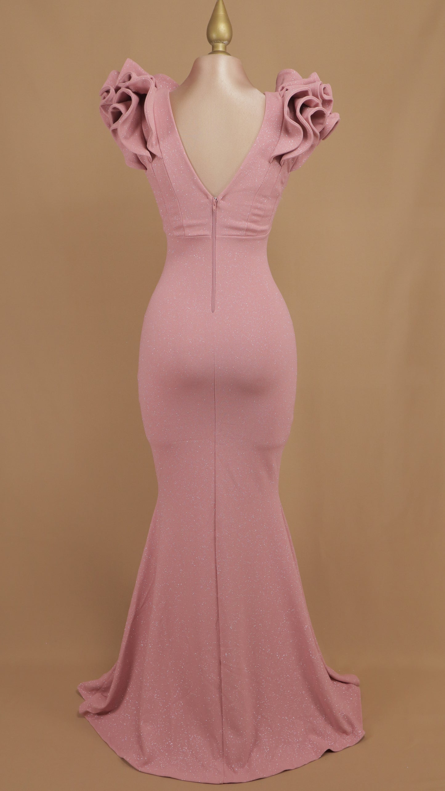 Vestido largo con destellos y escarola en hombro