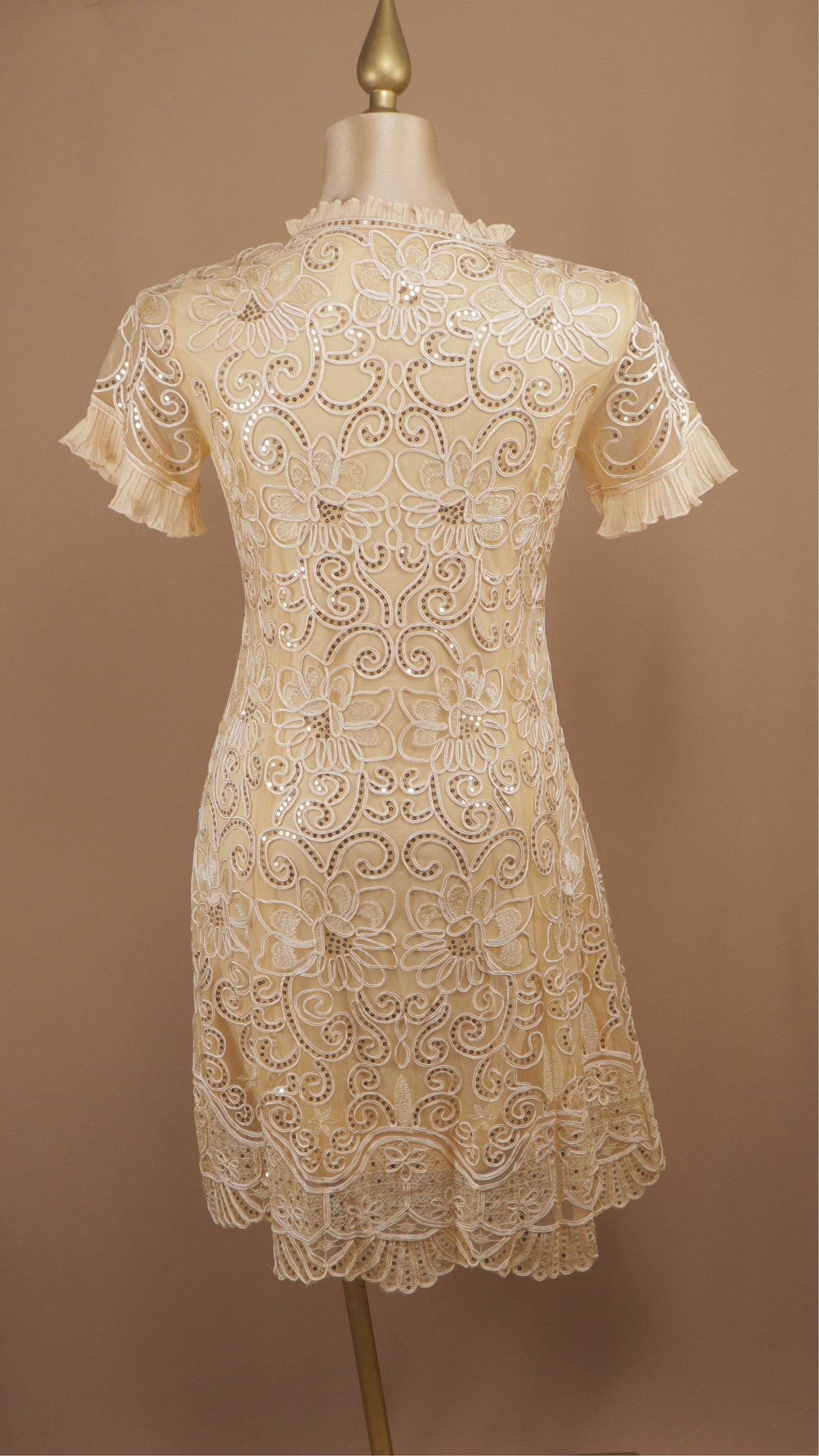 Vestido midi talla plus bordado con manga