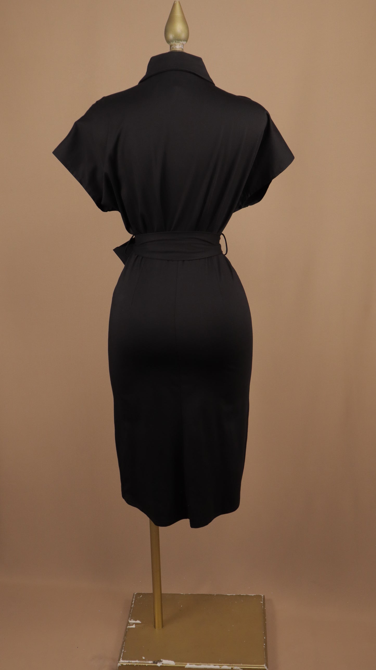 Vestido midi con botones dorados y con manga
