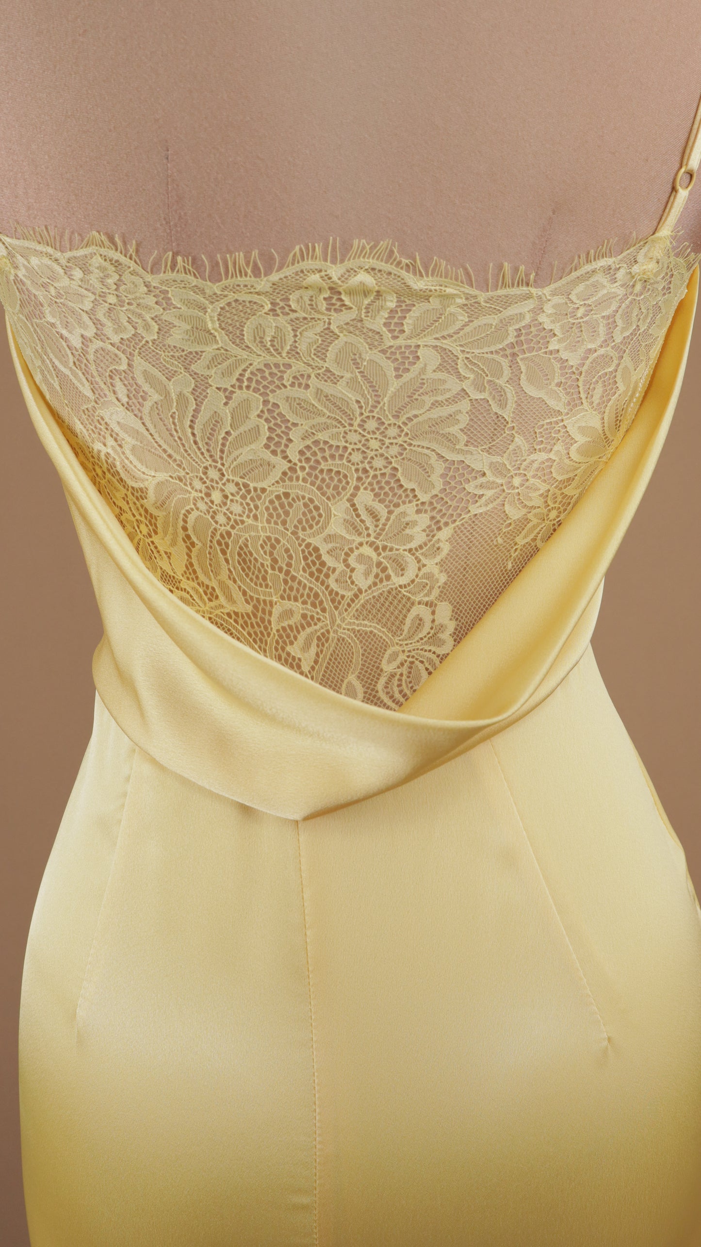 Vestido largo satinado con encaje en busto y espalda