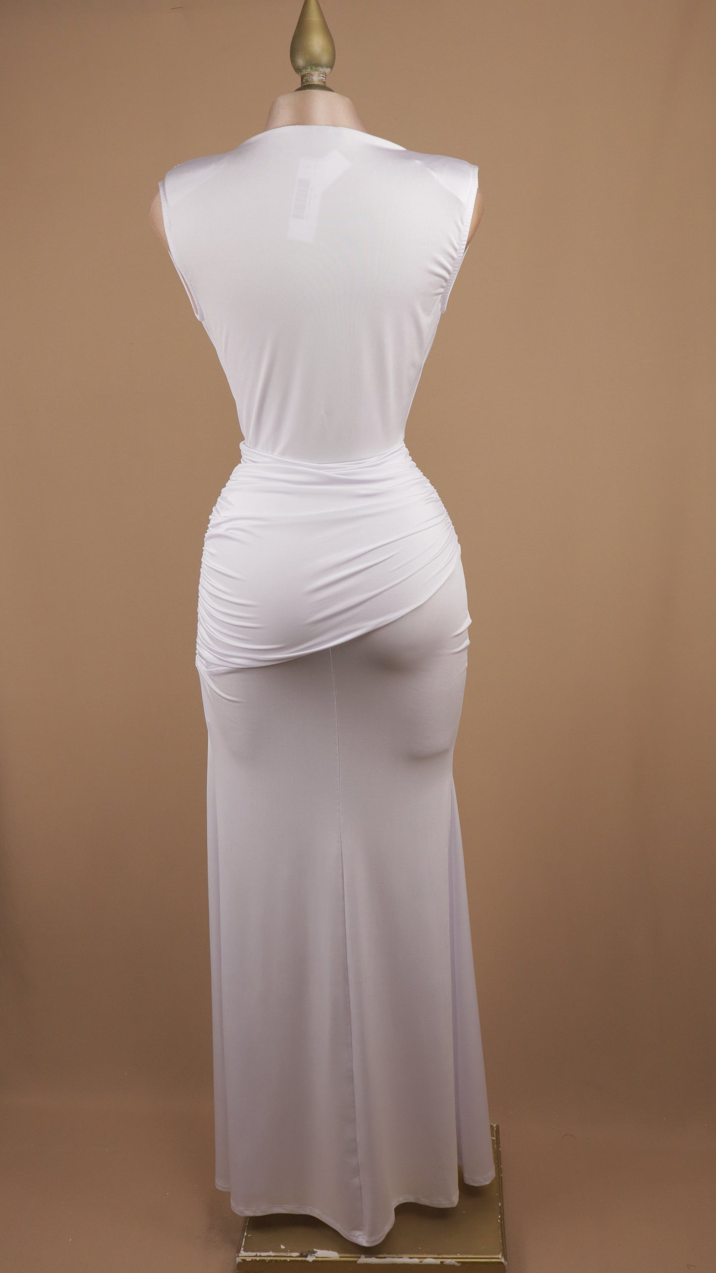 Vestido largo plisado en cintura y abertura en pierna