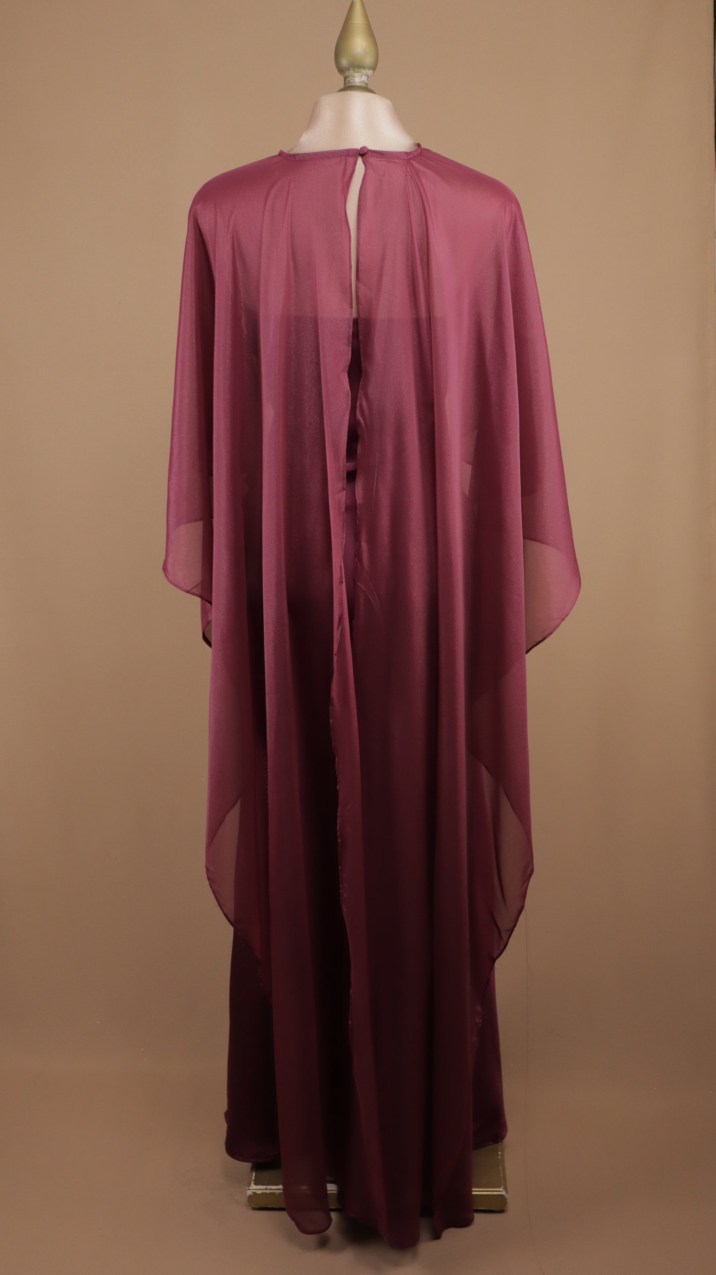 Vestido largo satinado con capa de chiffon